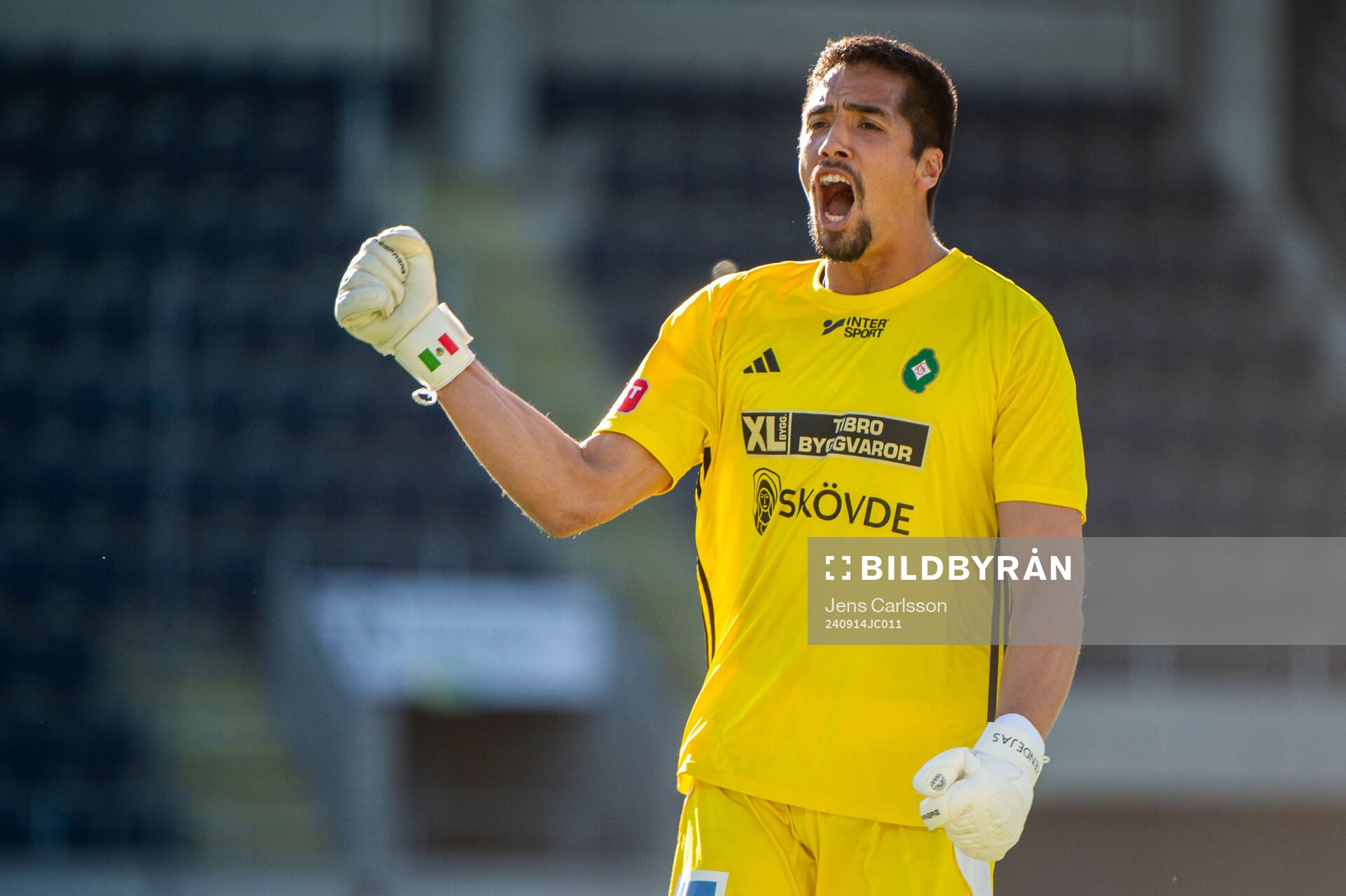 Skövde AIKs målvakt Adrian Zendejas jublar efter 1-2 under fotbollsmatchen i Superettan mellan Sandvikens IF och Skövde AIK den 14 september 2024 i Gävle.
