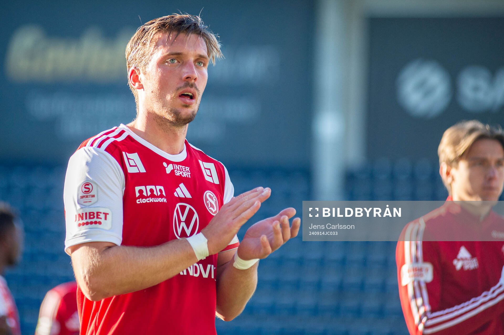 Sandvikens IFs Gustav Thörn tackar publiken