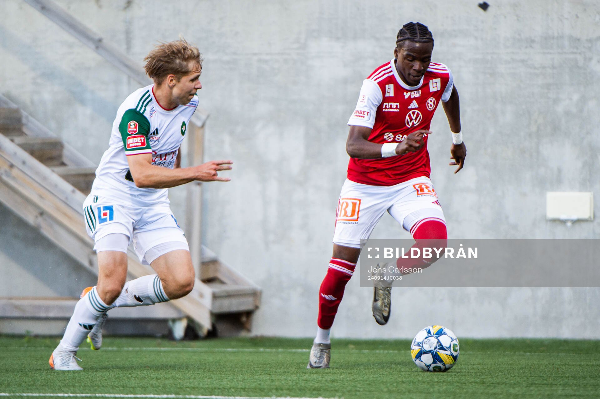Skövde AIKs Samuel Sörman och Sandvikens IFs Calvin Kabuye