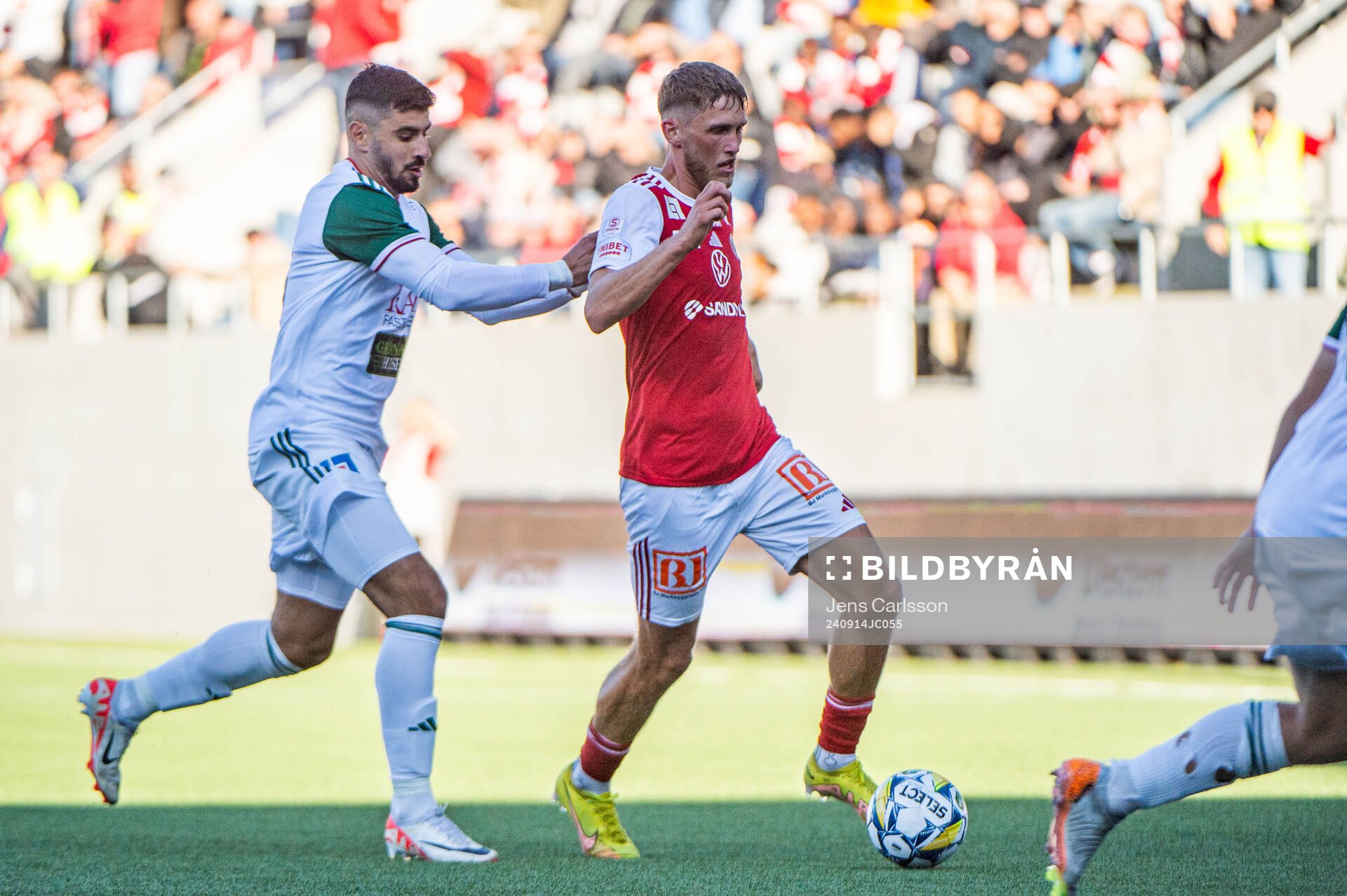 Skövde AIKs Shergo Shhab och Sandvikens IFs Emil Engqvist under fotbollsmatchen i Superettan mellan Sandvikens IF och Skövde AIK den 14 september 2024 i Gävle.