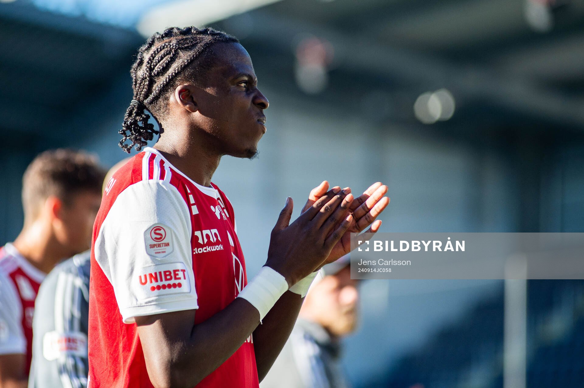 Sandvikens IFs Calvin Kabuye tackar publiken