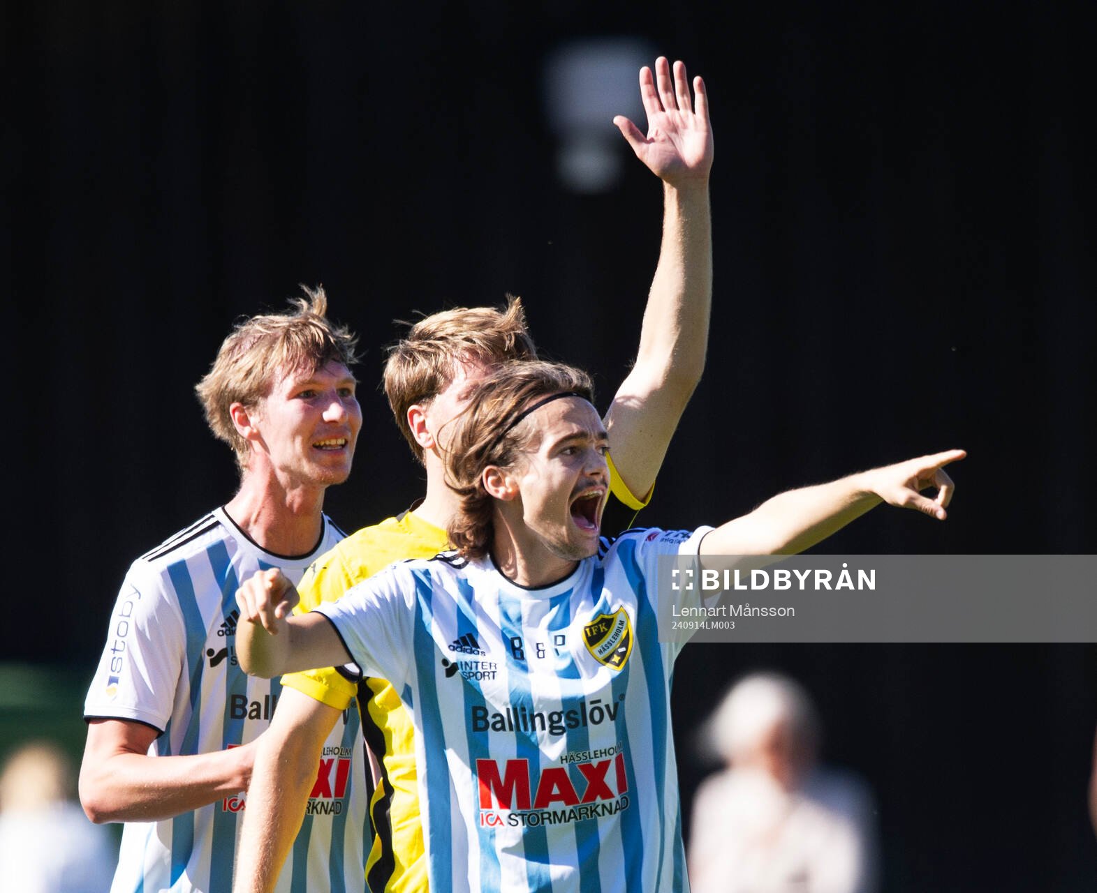 IFK Hässleholms Hugo Arvidsson och Gustaf Winroth gestikulerar efter bortdömt mål i matchen i division 2 mellan IF Lödde och IFK Hässleholm i Löddeköpinge 14 september 2024.