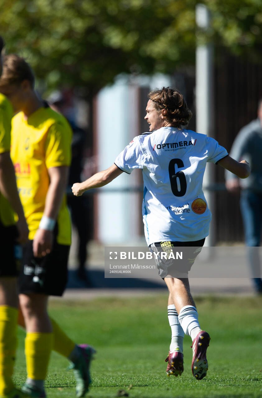 IFK Hässleholms Gustaf Winroth har gjort 0-1 och jublar i