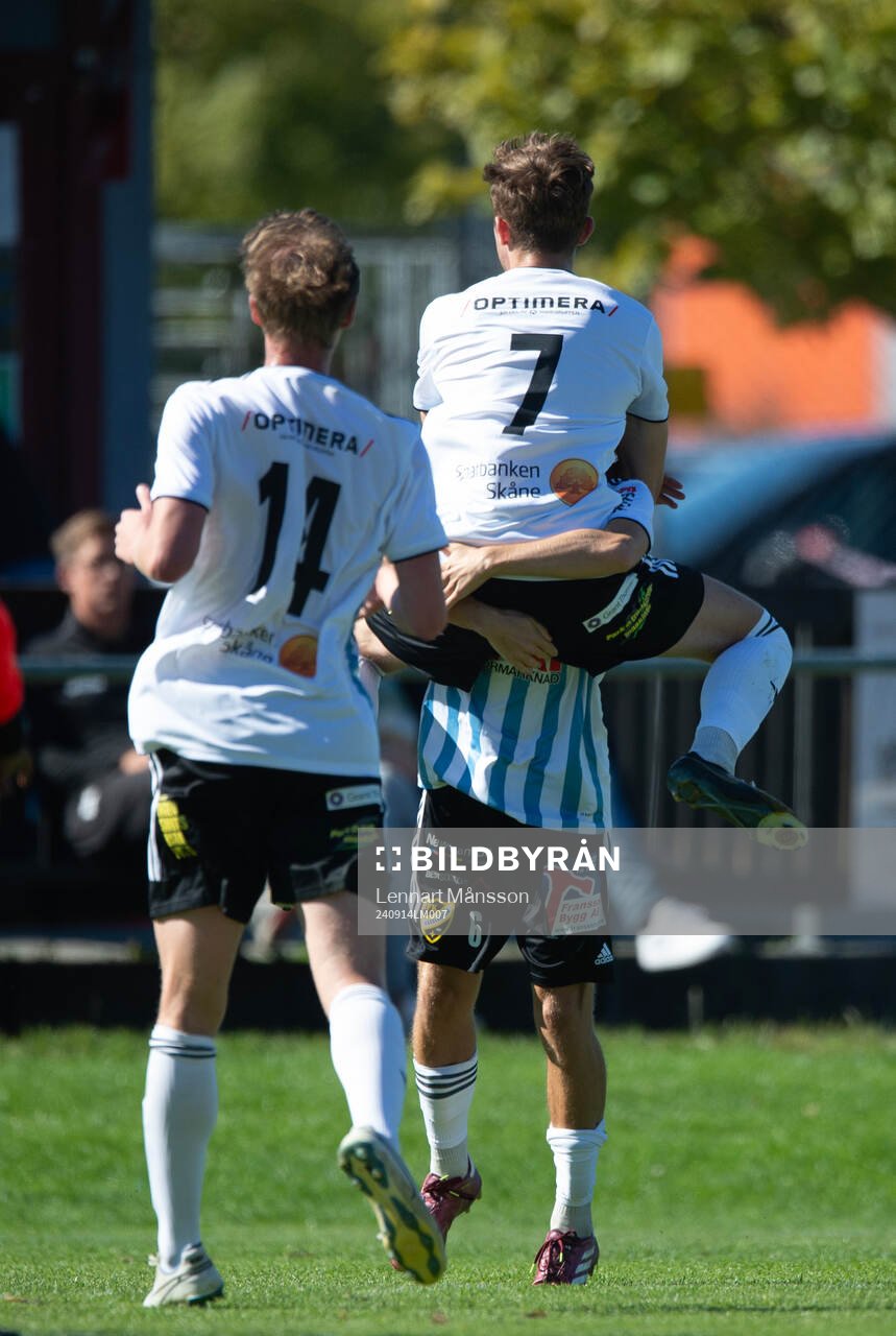 IFK Hässleholms Gustaf Winroth har gjort 0-1 och grattas i