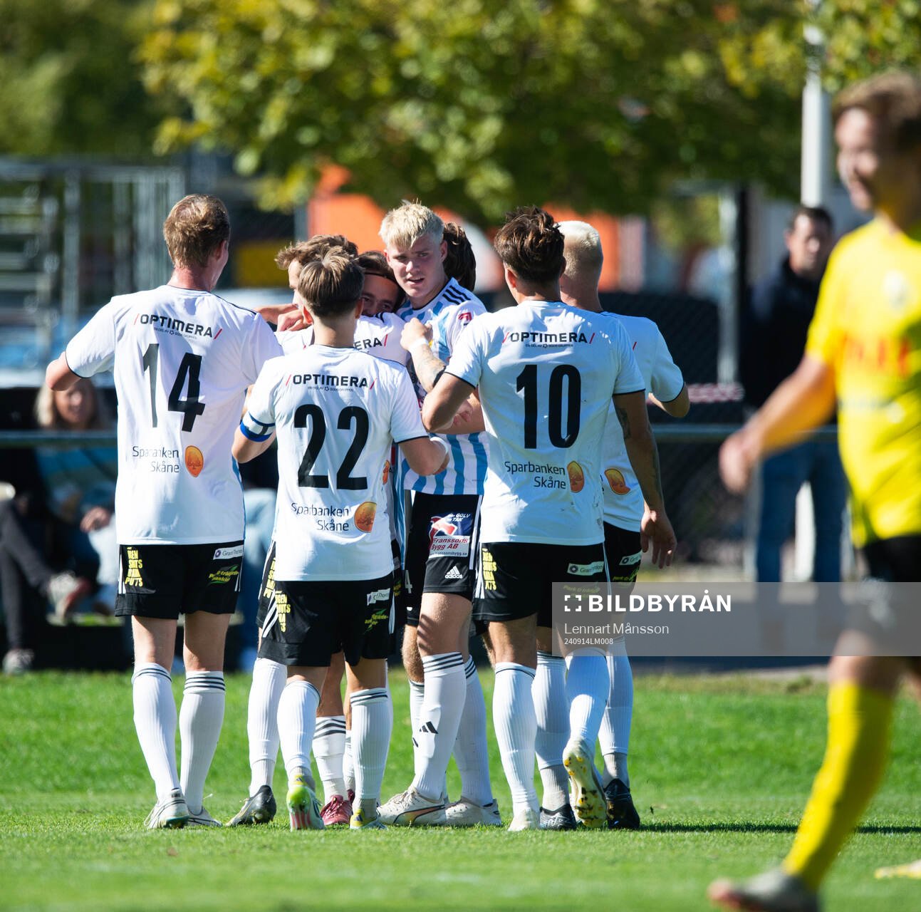 IFK Hässleholms Gustaf Winroth har gjort 0-1 och grattas i