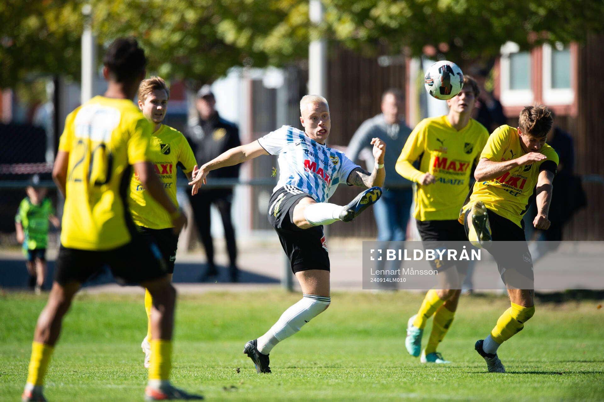 IFK Hässleholms Alexander Sjöström skjuter i matchen i division 2 mellan IF Lödde och IFK Hässleholm i Löddeköpinge 14 september 2024.