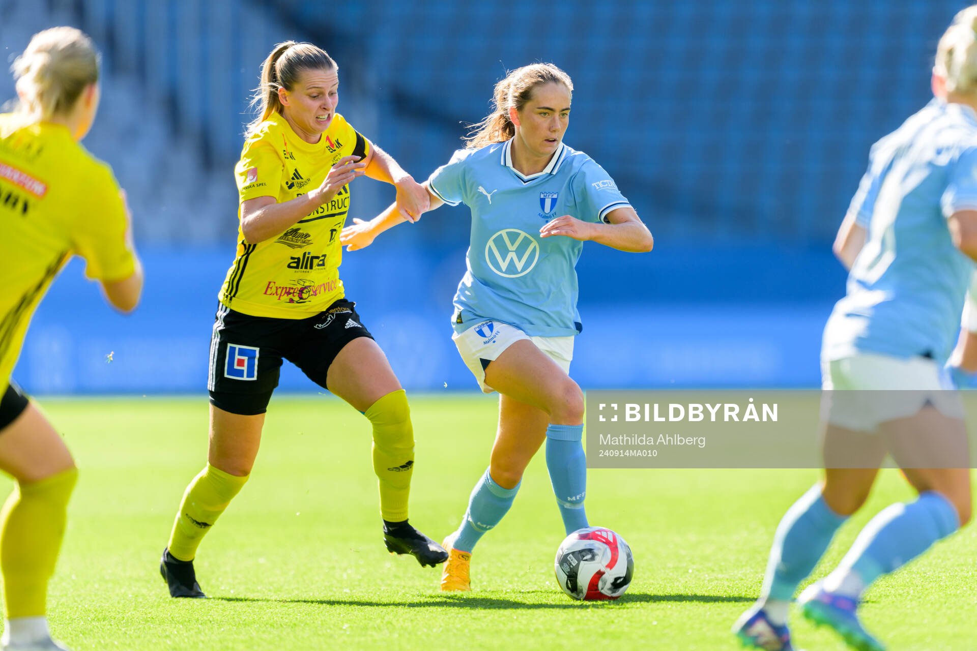 Gamla Upsalas Elvira Gustafsson och Malmö FFs Matilda Eriksson Kristell under fotbollsmatchen i Elitettan mellan Malmö FF och Gamla Upsala den 14 september 2024 i Malmö.