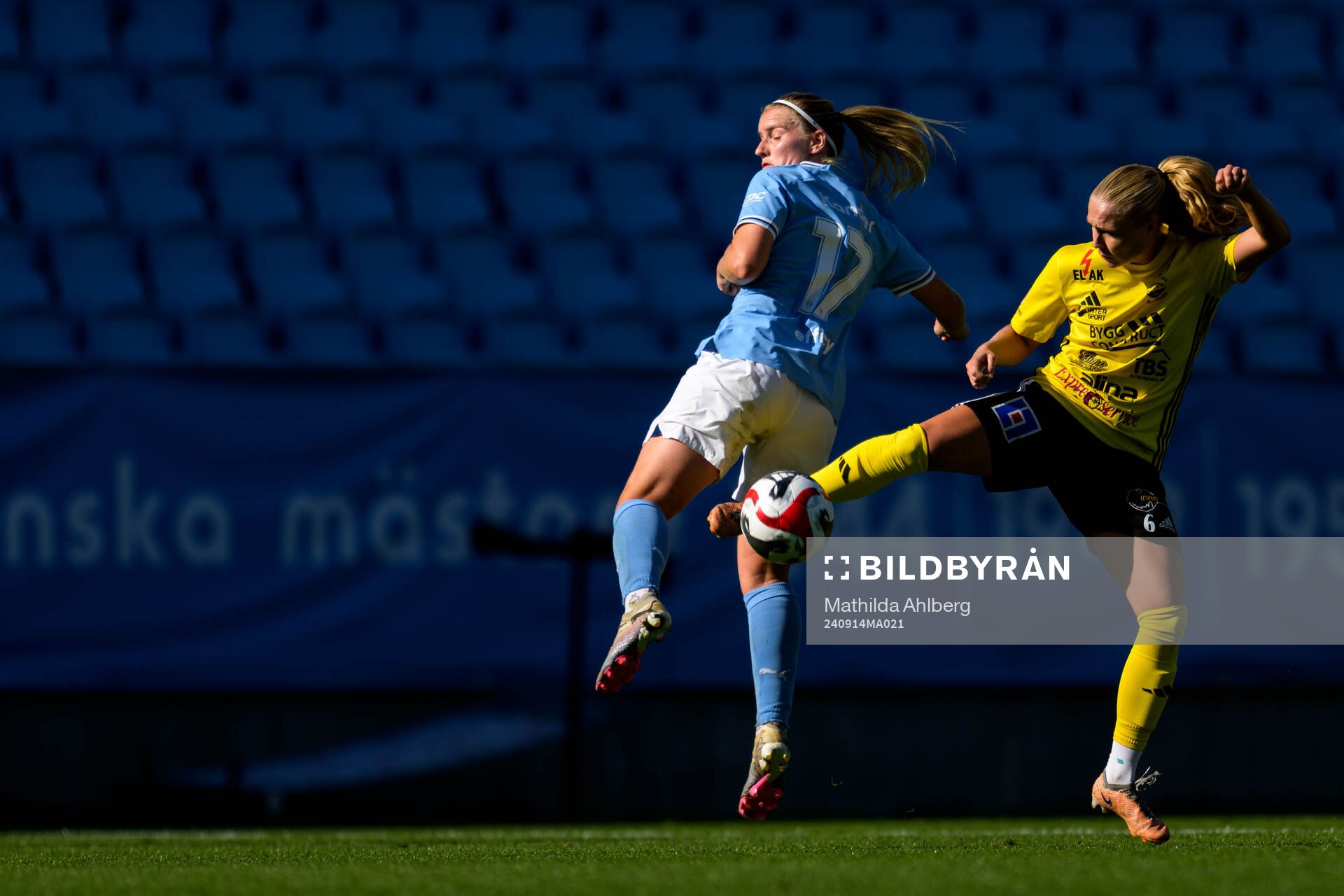 Malmö FFs Amanda Kander och Gamla Upsalas Sofia Paulsson under fotbollsmatchen i Elitettan mellan Malmö FF och Gamla Upsala den 14 september 2024 i Malmö.