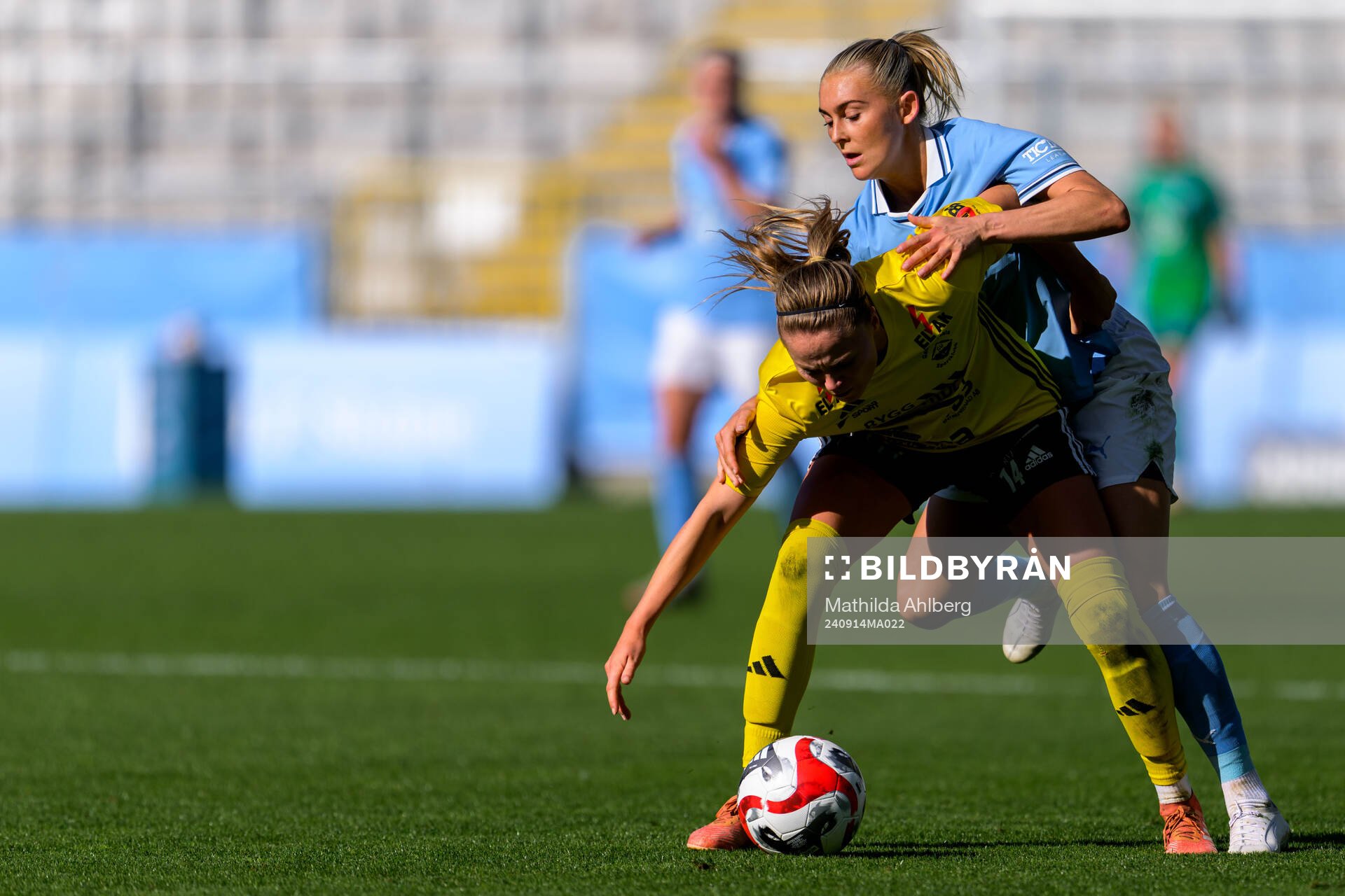 Gamla Upsalas Ebba Costow och Malmö FFs Beatrice Persson