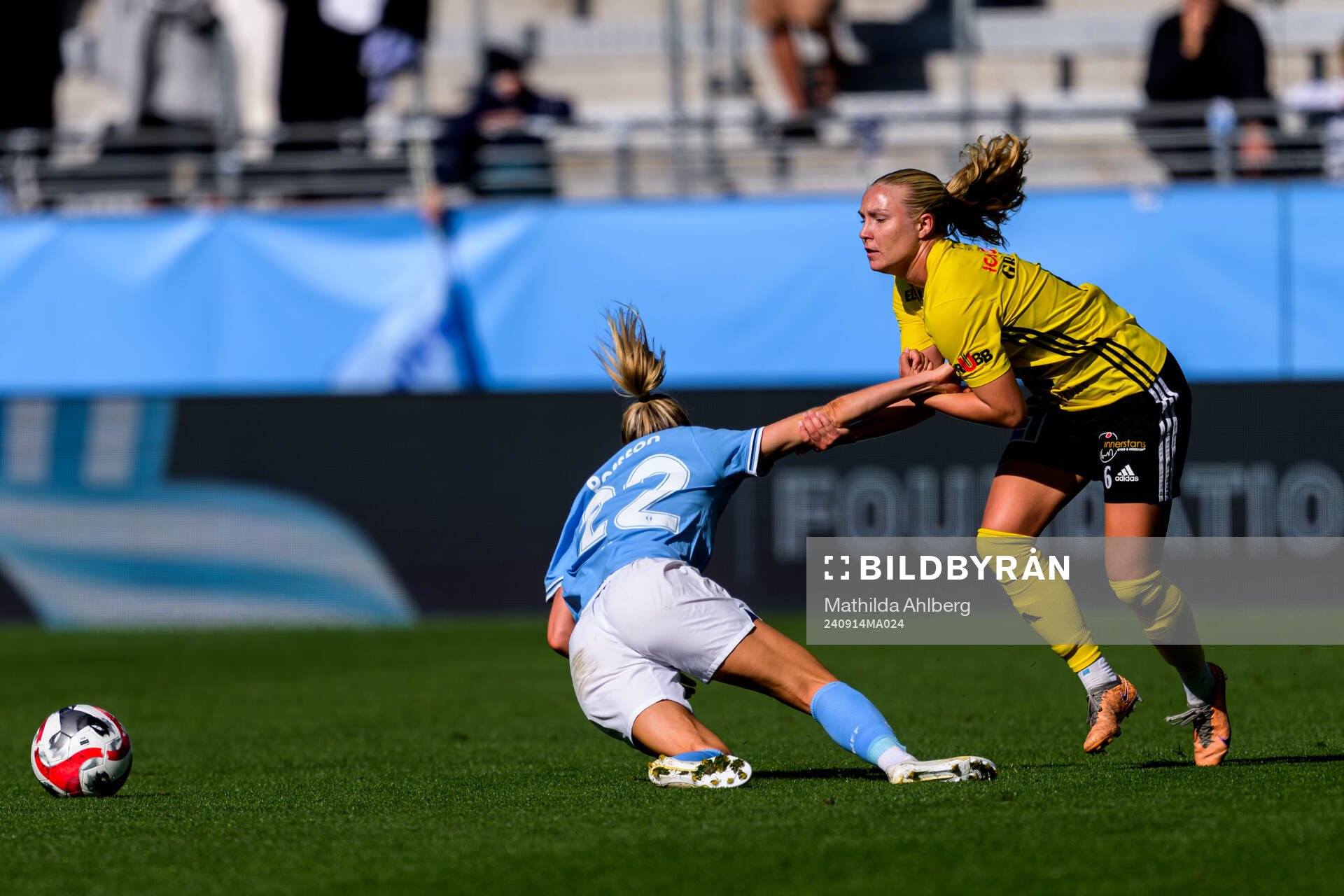 Malmö FFs Beatrice Persson och Gamla Upsalas Sofia Paulsson
