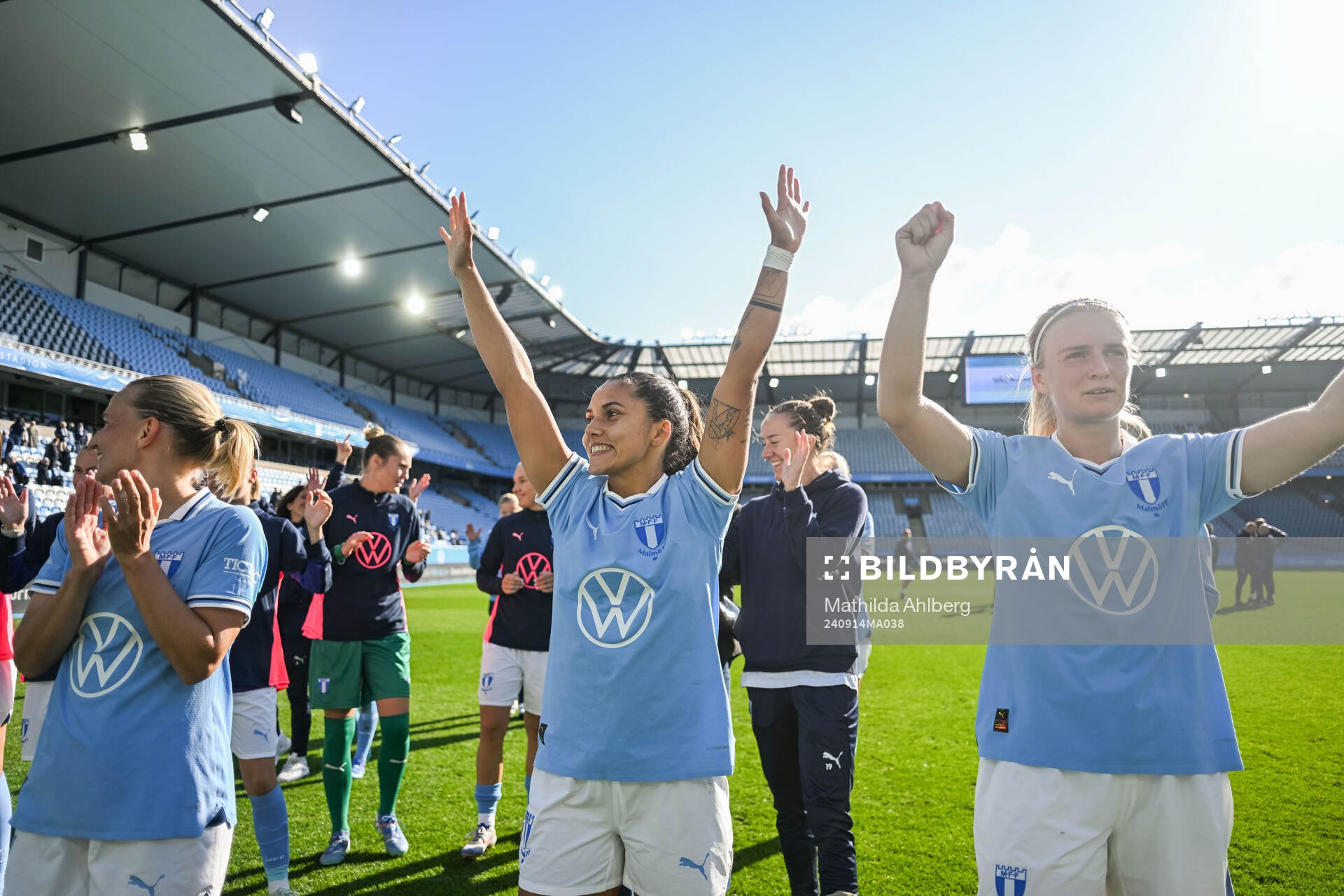Malmö FFs Ana Mafalda Ferreira Barboz jublar med publiken efter fotbollsmatchen i Elitettan mellan Malmö FF och Gamla Upsala den 14 september 2024 i Malmö.