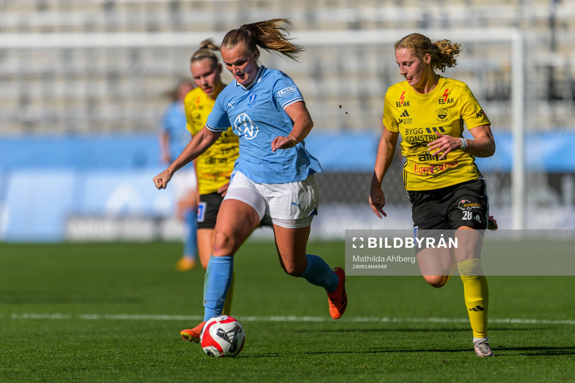 Malmö FFs Lovisa Gustafsson och Gamla Upsalas Julia