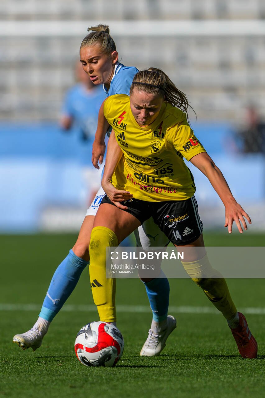 Gamla Upsalas Ebba Costow och Malmö FFs Beatrice Persson
