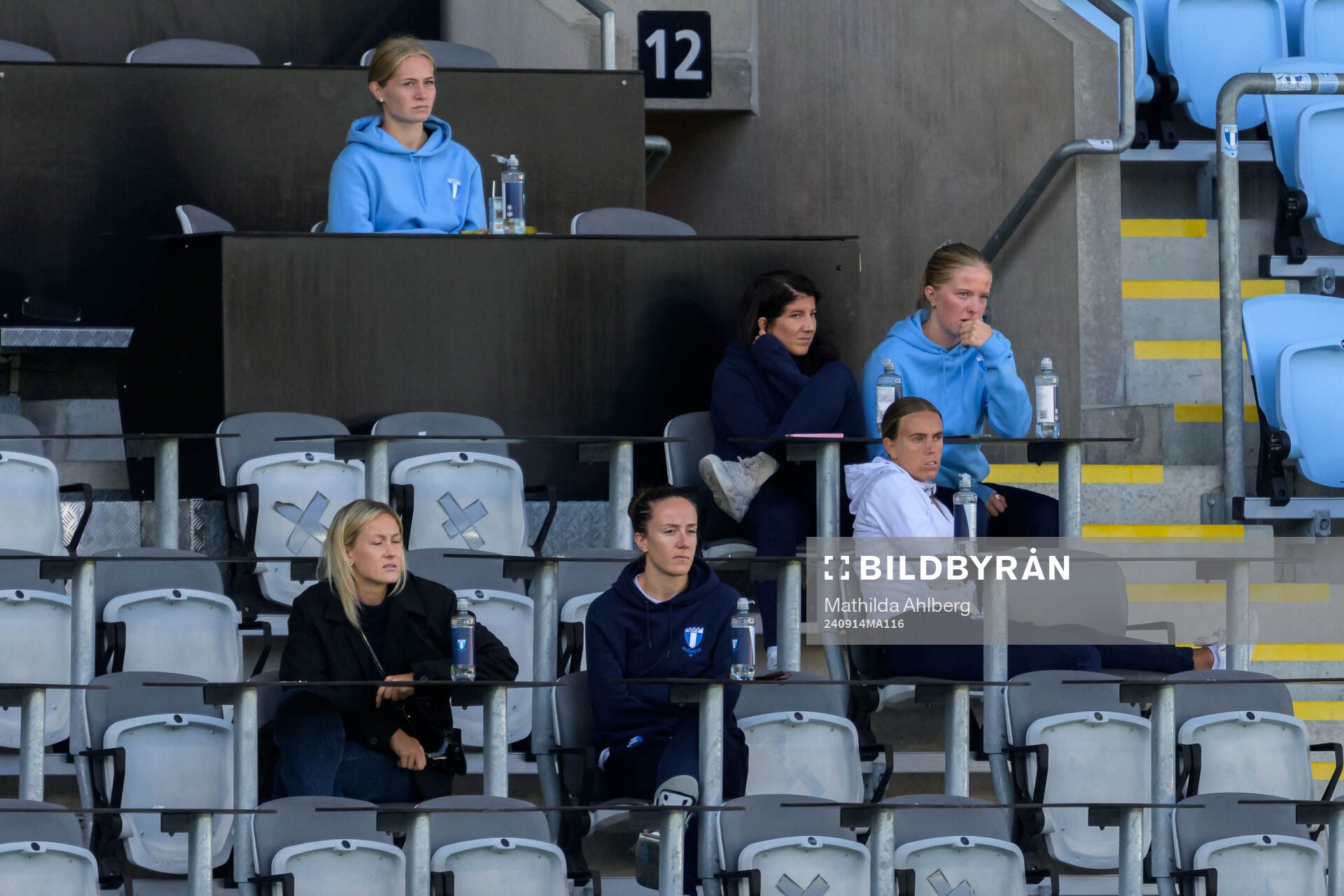 Malmö FFs Anna Plantin med lagkamrater på läktaren