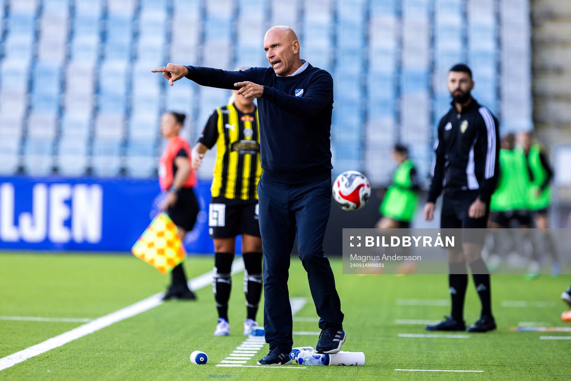 IFK Norrköpings tränare Tor-Arne Fredheim under fotbollsmatchen i Damallsvenskan mellan IFK Norrköping och Häcken den 14 september 2024 i Norrköping.