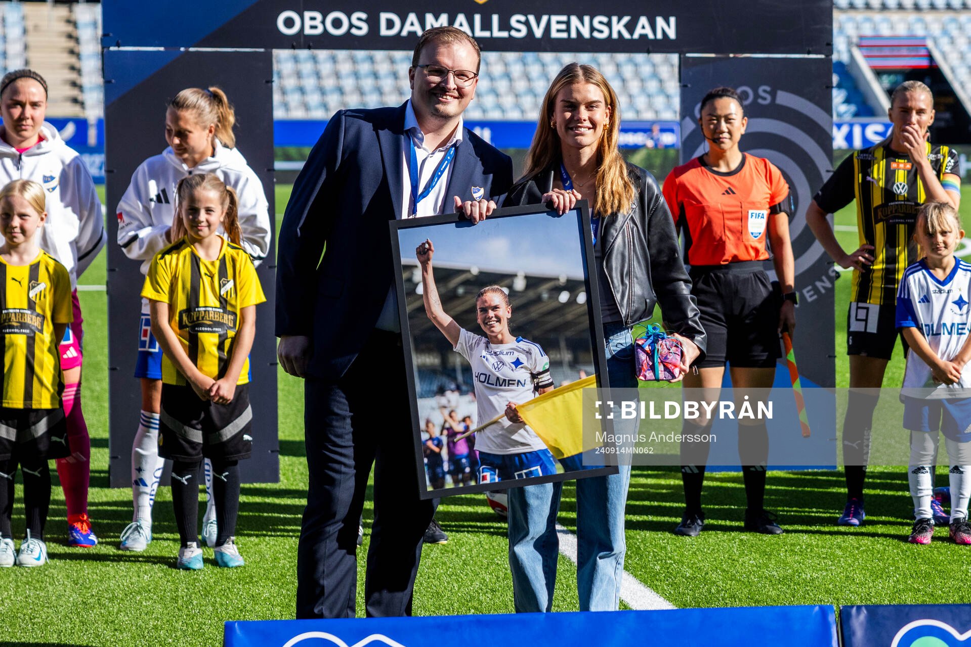IFK Norrköpings Sportchef Dennis Popperyd och My Cato inför fotbollsmatchen i Damallsvenskan mellan IFK Norrköping och Häcken den 14 september 2024 i Norrköping.