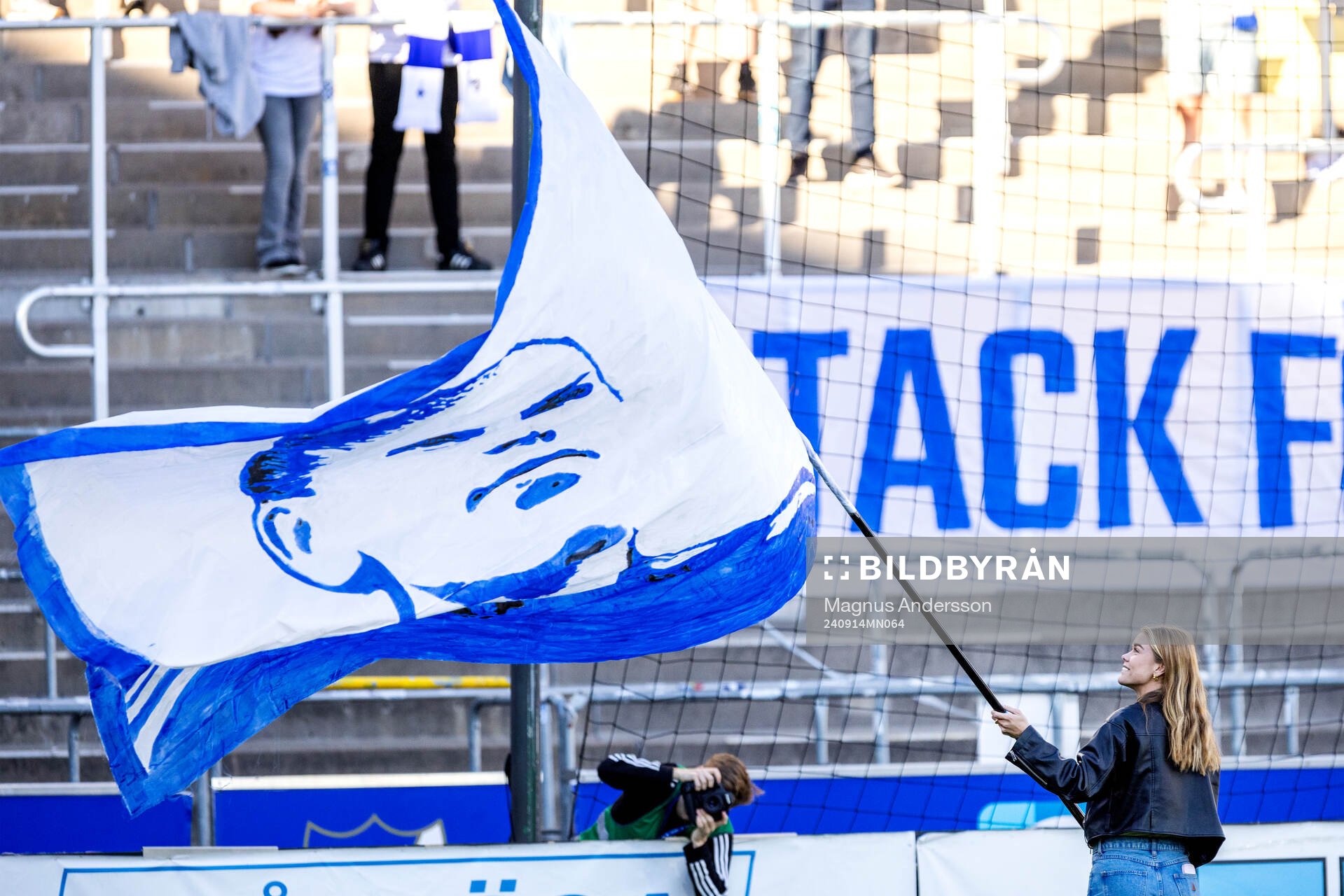 IFK Norrköpings My Cato med en flagga