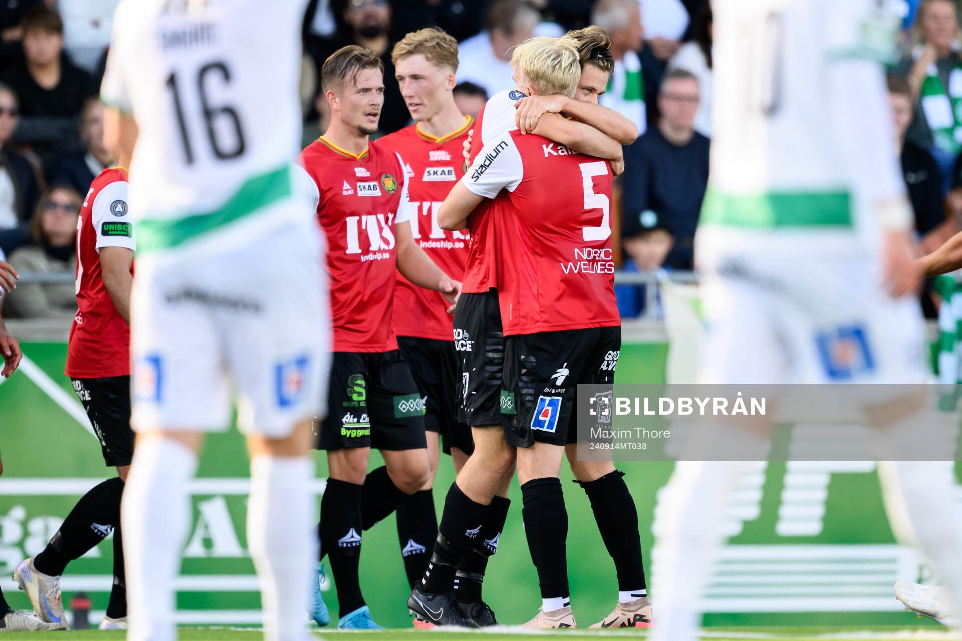 GAIS Axel Henriksson jublar med lagkamrater