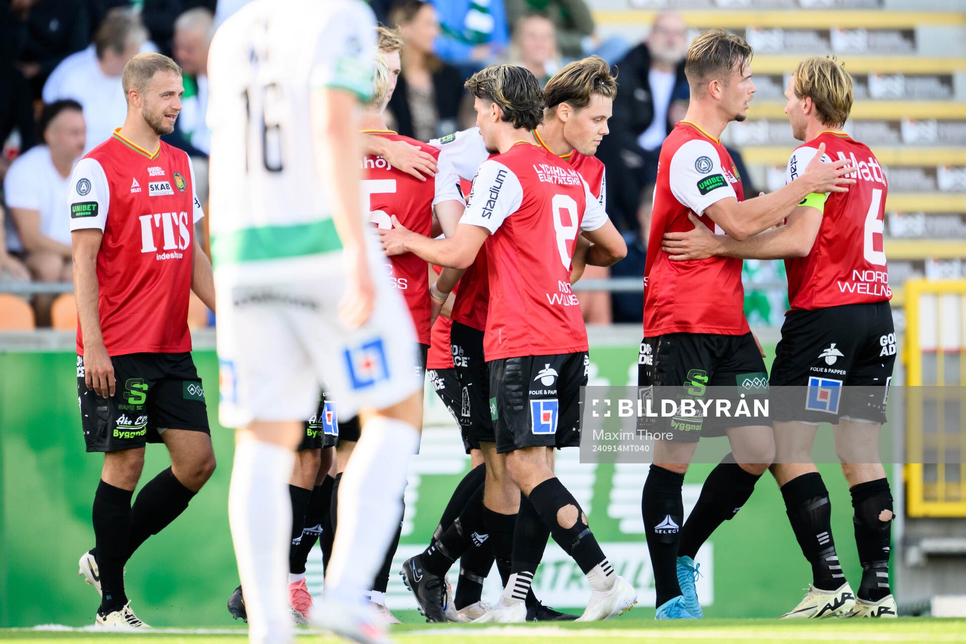 GAIS Axel Henriksson jublar med lagkamrater