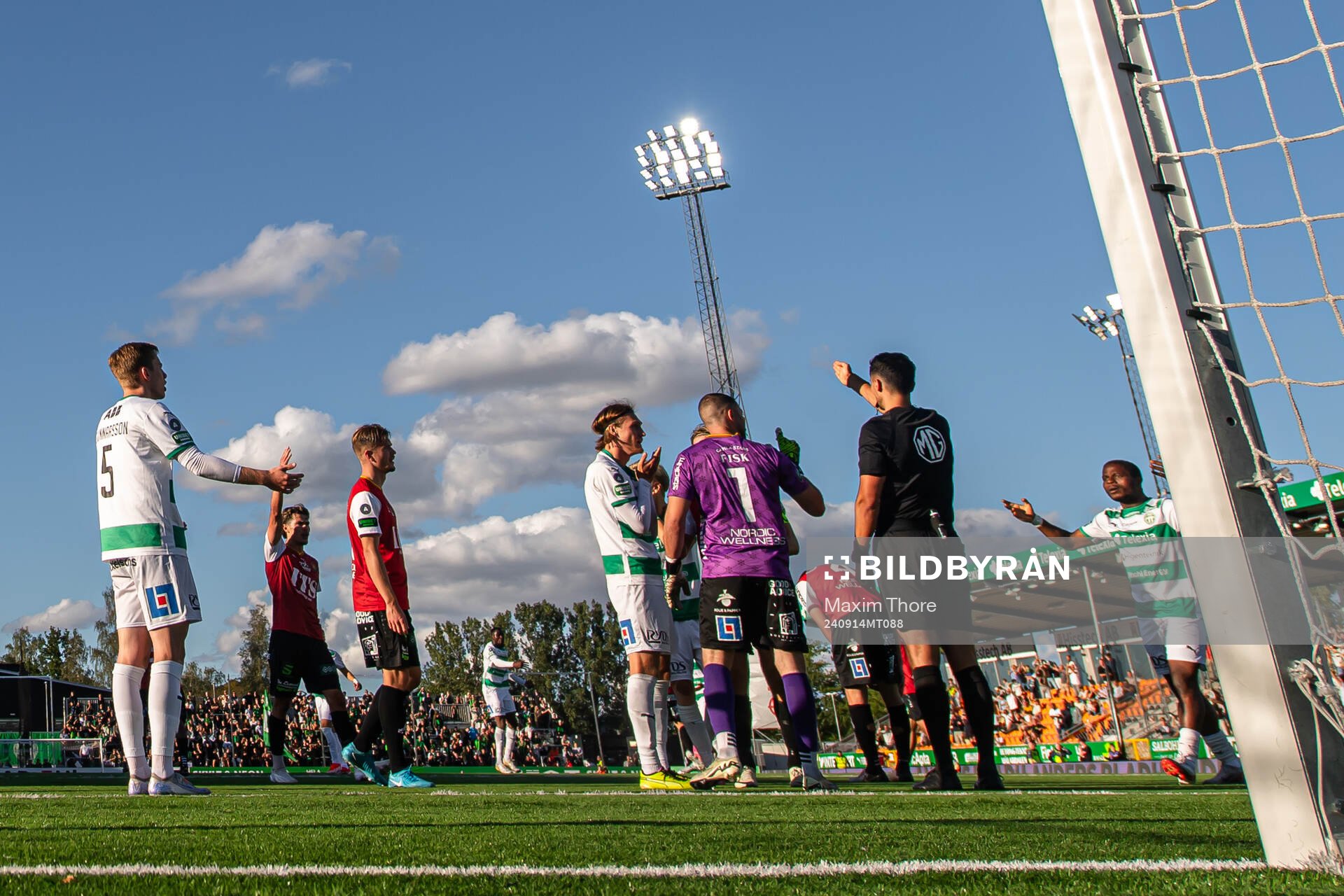 Västerås Gustav Granath i samtal med domare Adi Aganovic efter 3-3 målet som här döms bort under fotbollsmatchen i Allsvenskan mellan Västerås och GAIS den 14 september 2024 i Västerås.