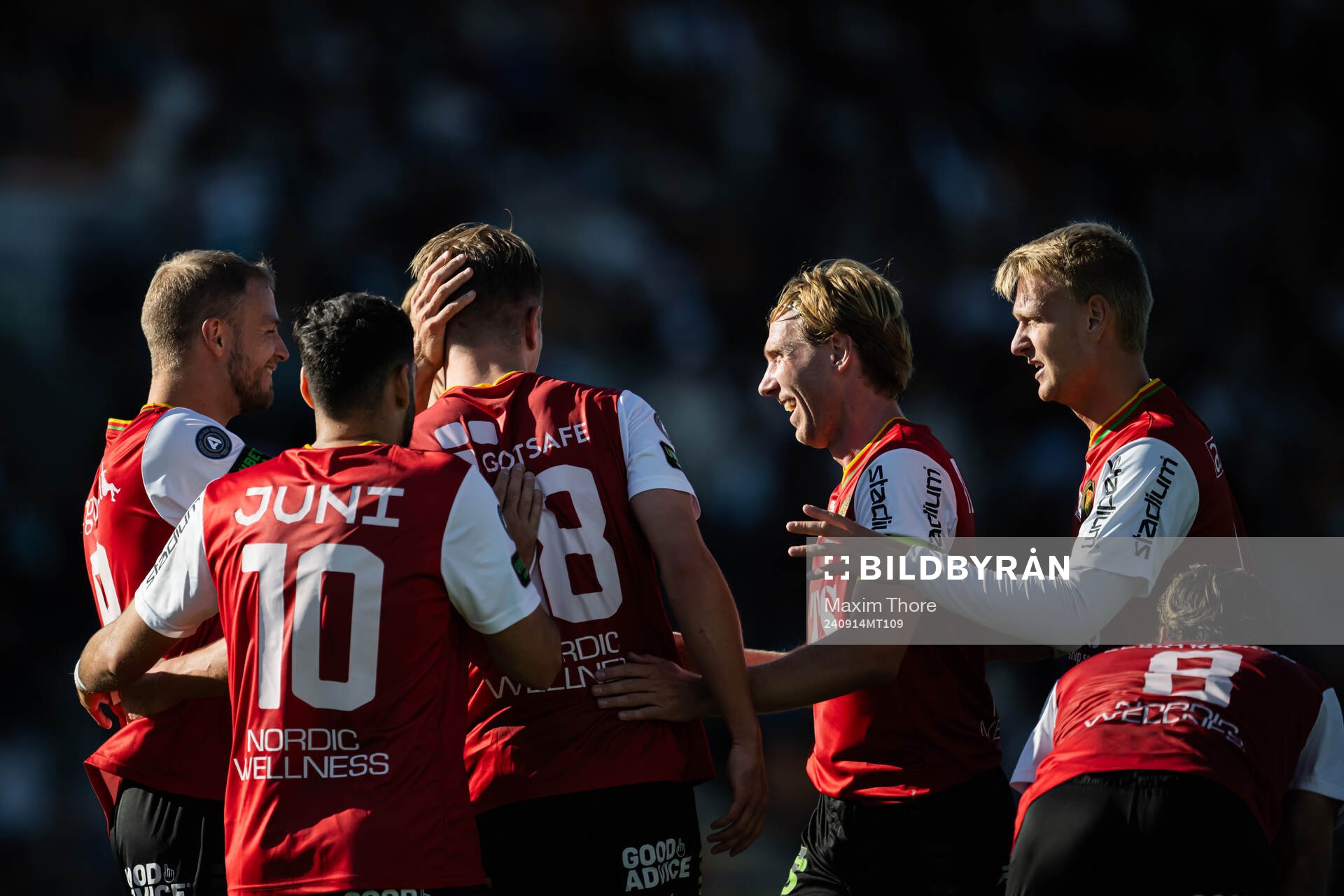 GAIS Alexander Ahl Holmström jublar med August Wängberg och lagkamrater efter 0-3 under fotbollsmatchen i Allsvenskan mellan Västerås och GAIS den 14 september 2024 i Västerås.