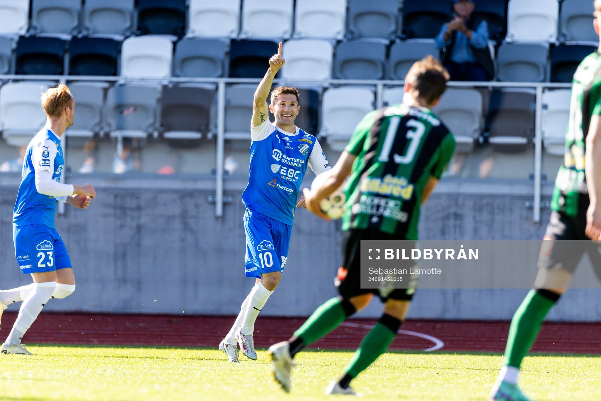 IK Oddevolds Liridon Kalludra har gjort 1-0 och jublar under fotbollsmatchen i Superettan mellan IK Oddevold och Varberg den 14 september 2024 i Uddevalla.