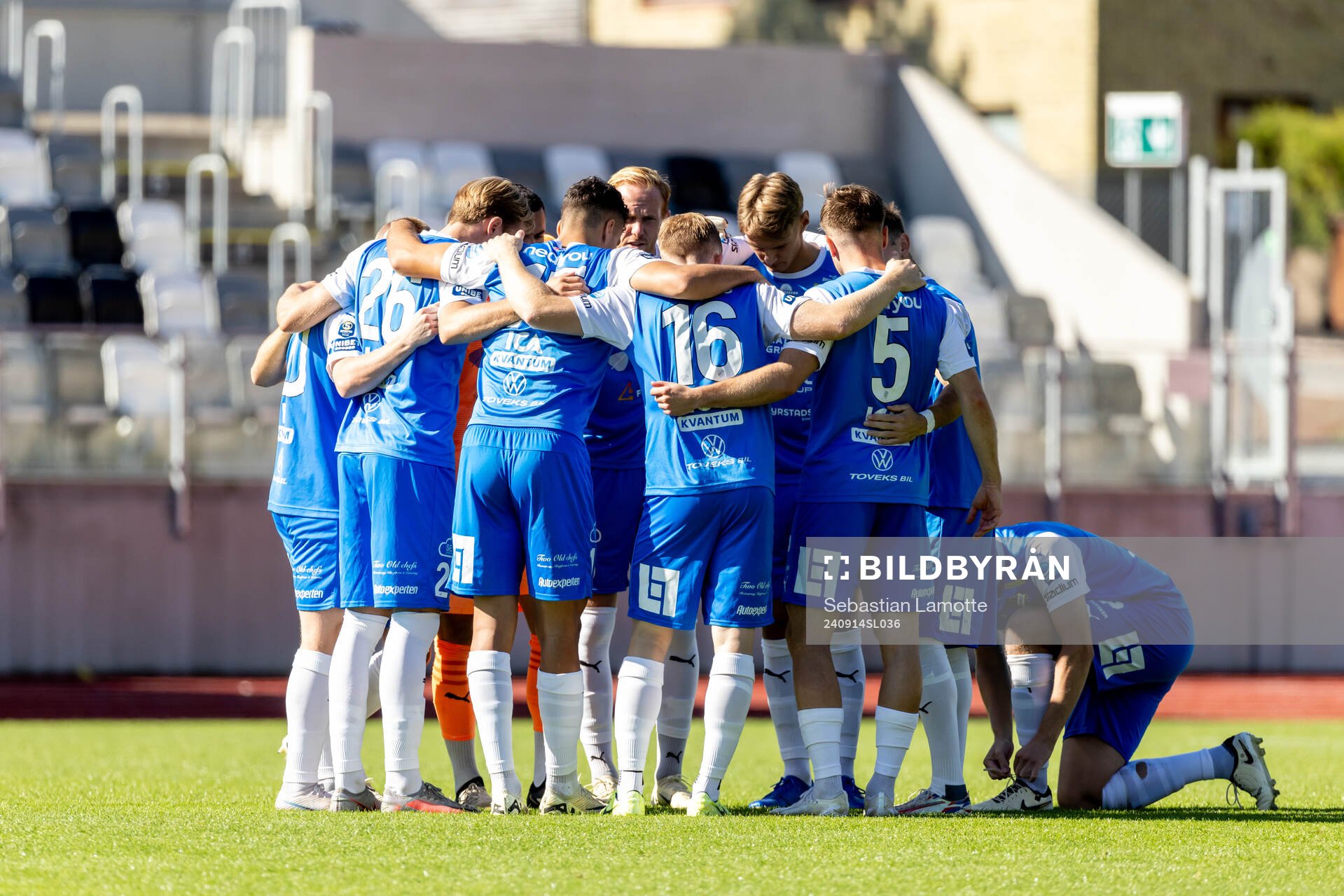 IK Oddevolds spelare laddar för match under fotbollsmatchen i Superettan mellan IK Oddevold och Varberg den 14 september 2024 i Uddevalla.
