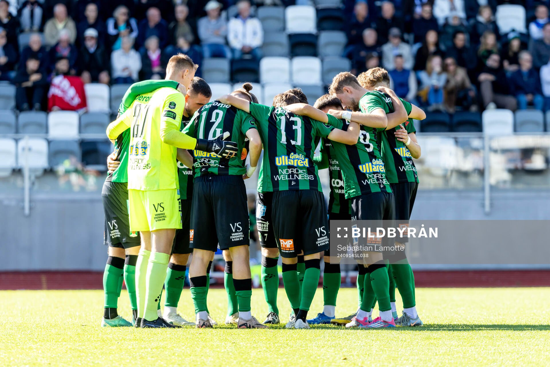 Varbergs spelare laddar för match under fotbollsmatchen i Superettan mellan IK Oddevold och Varberg den 14 september 2024 i Uddevalla. 