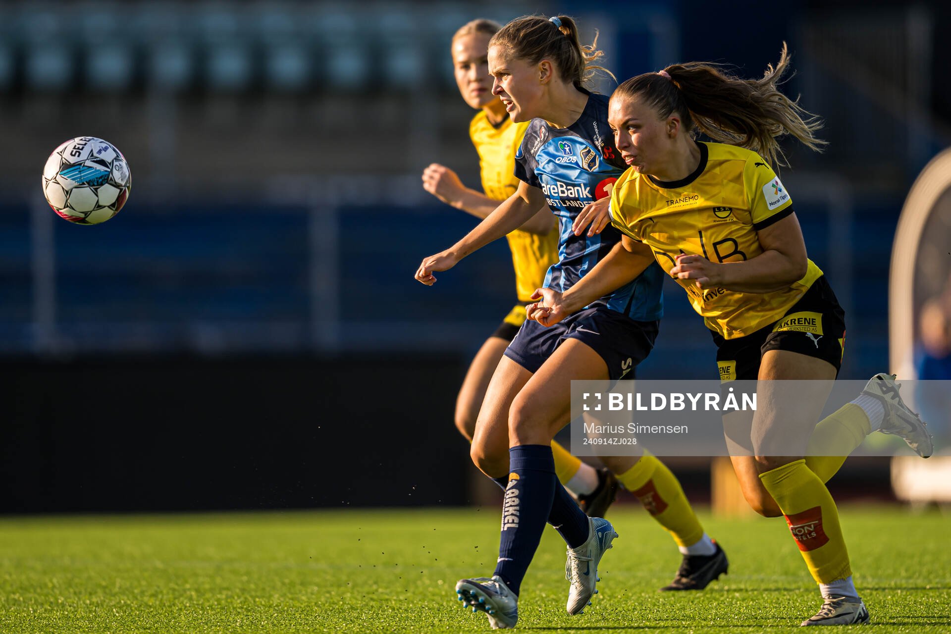 Iris Omarsdottir of Stabæk and Marte Bjelde Hjelmhaug of