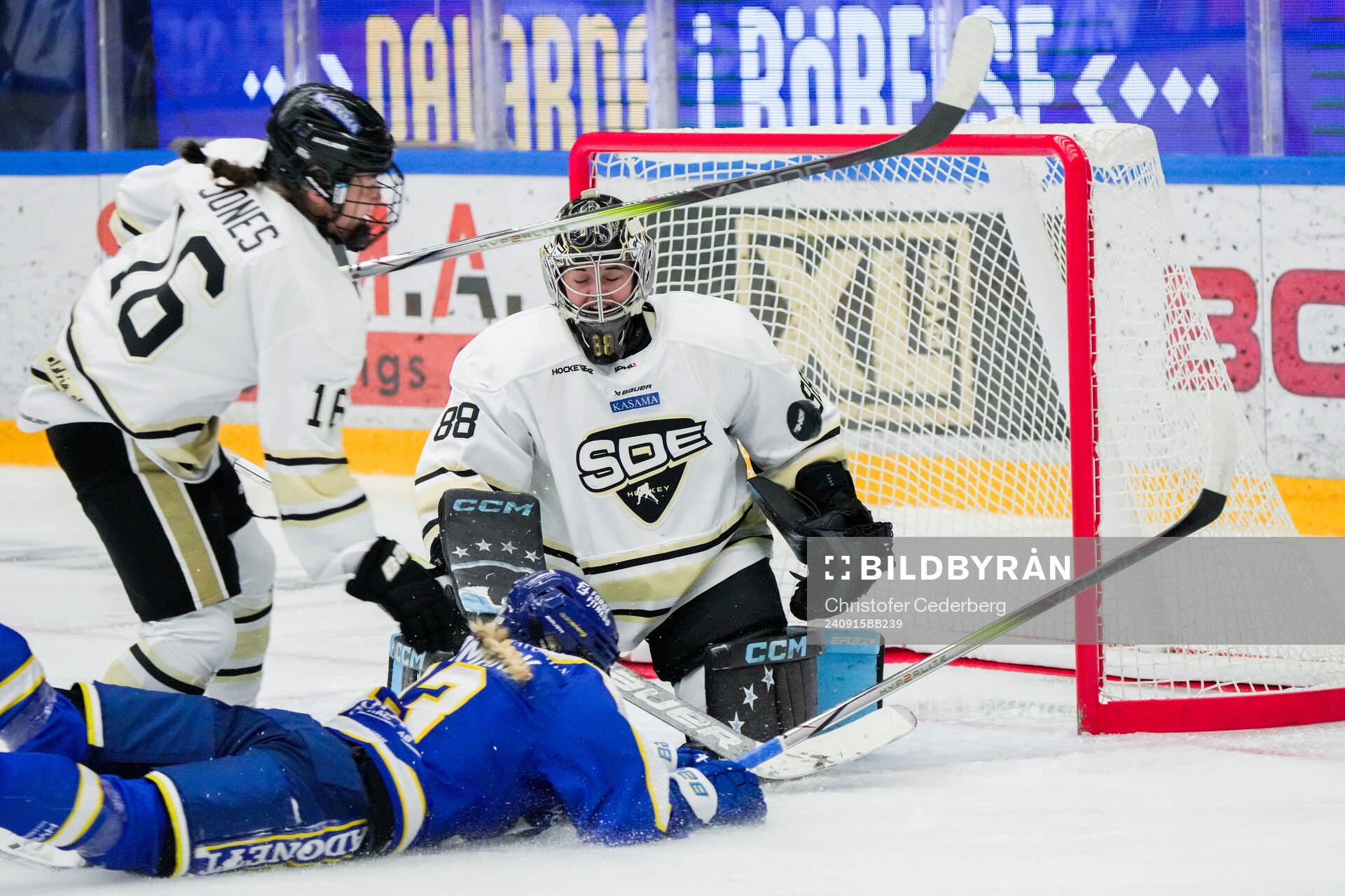 Leksands Ella Lindmark mot SDEs målvakt Lovisa Berndtsson