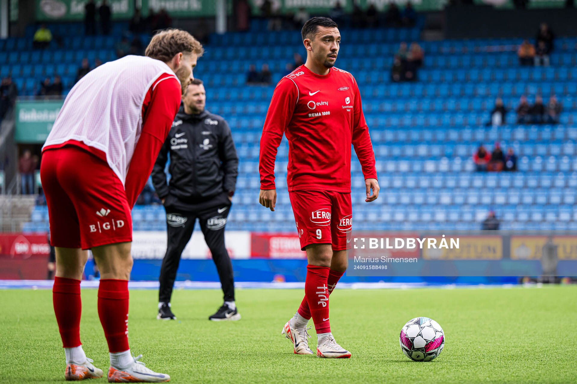 Niklas Fernando Castro of Brann warms up