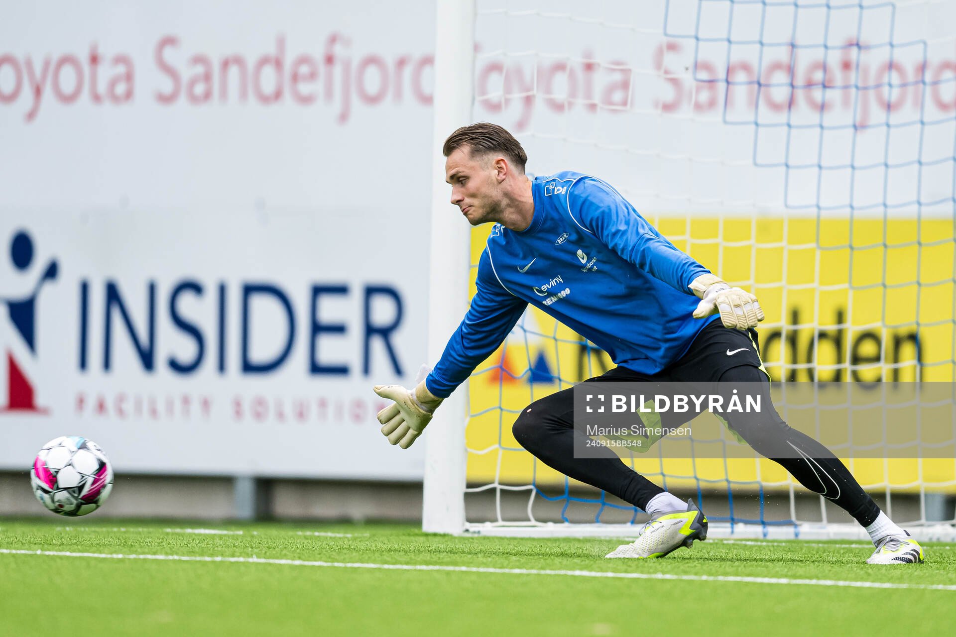 Martin Børsheim of Brann warms up ahead of the Eliteserien match between Sandefjord and Brann on September 15, 2024 in Sandefjord. 