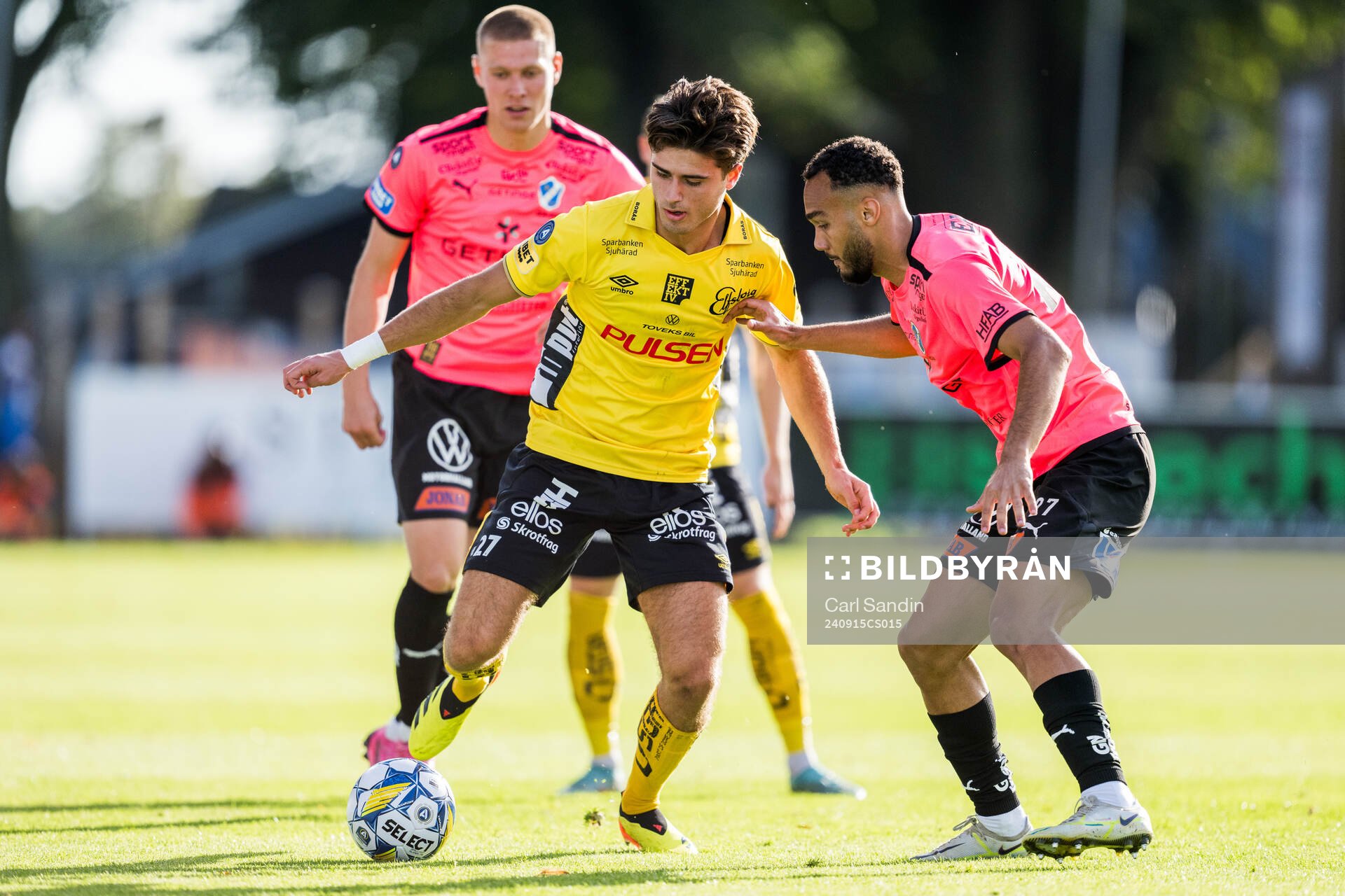 Elfsborgs Besfort Zeneli mot Halmstads Vinicius Nogueira De