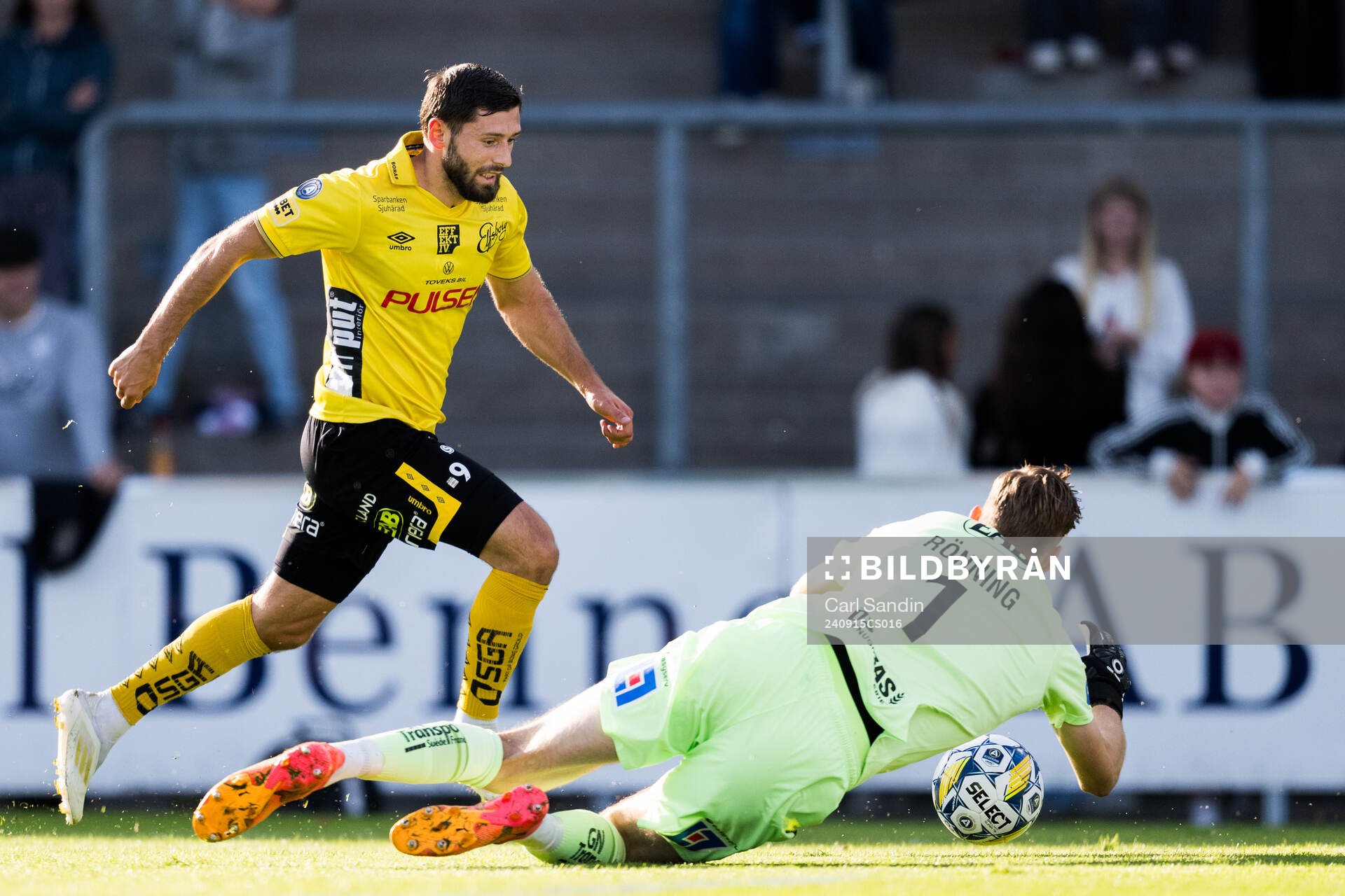 Elfsborgs Arber Zeneli och Halmstads målvakt Tim Rönning
