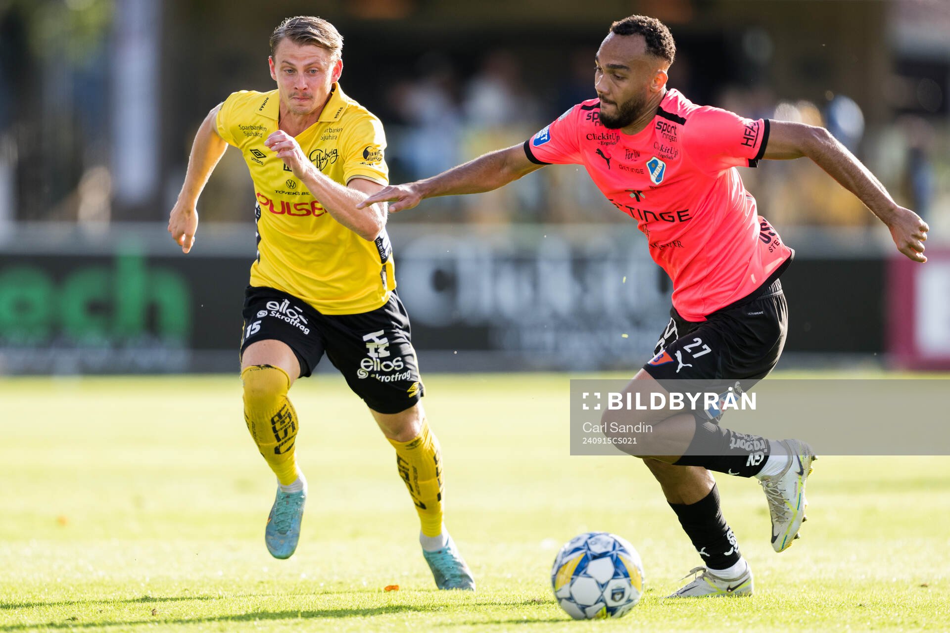 Elfsborgs Simon Hedlund och Halmstads Vinicius Nogueira De