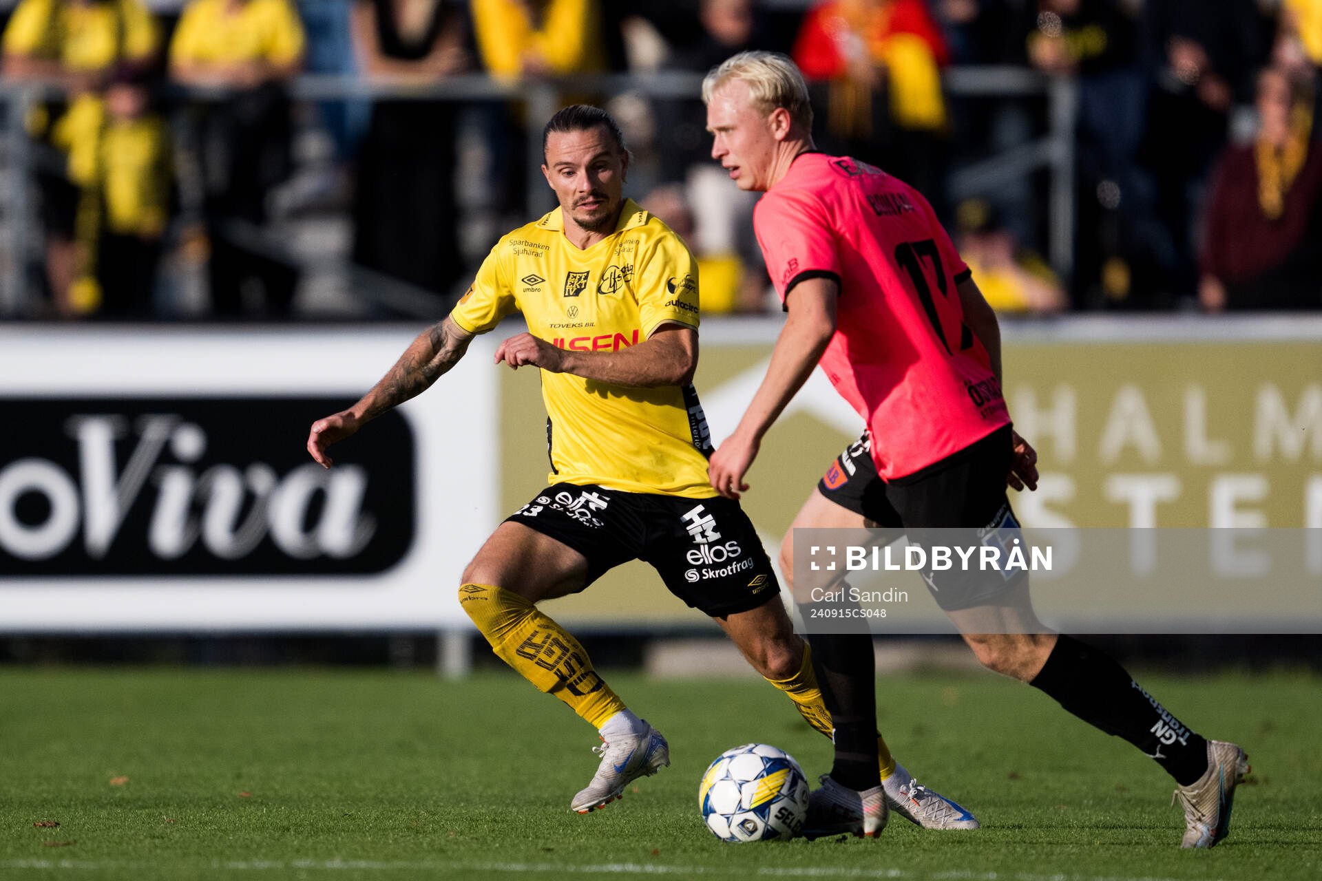 Elfsborgs Niklas Hult och Halmstads André Boman under fotbollsmatchen i Allsvenskan mellan Halmstad och Elfsborg den 15 september 2024 i Halmstad.