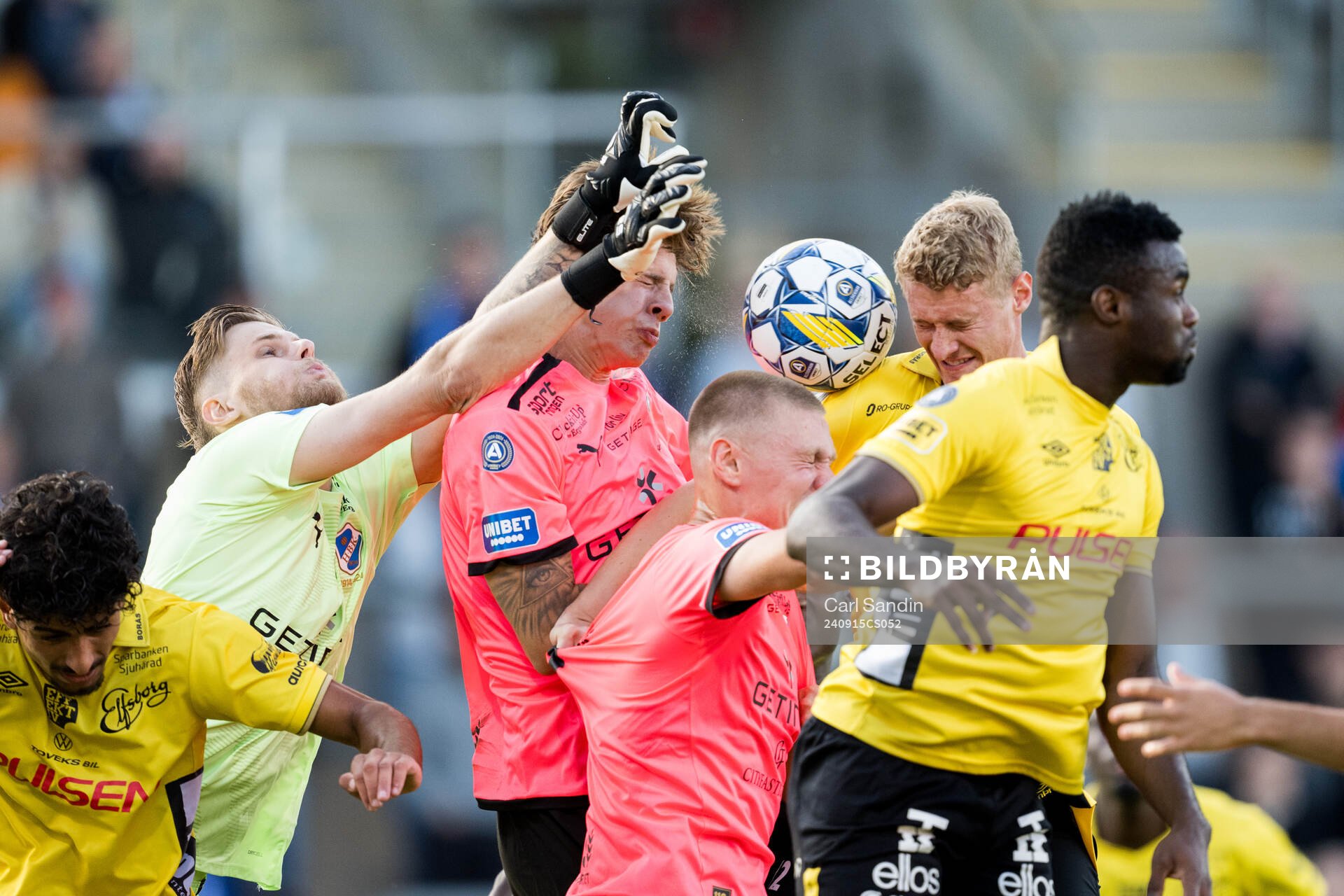 Halmstads målvakt Tim Rönning och Gabriel Wallentin mot