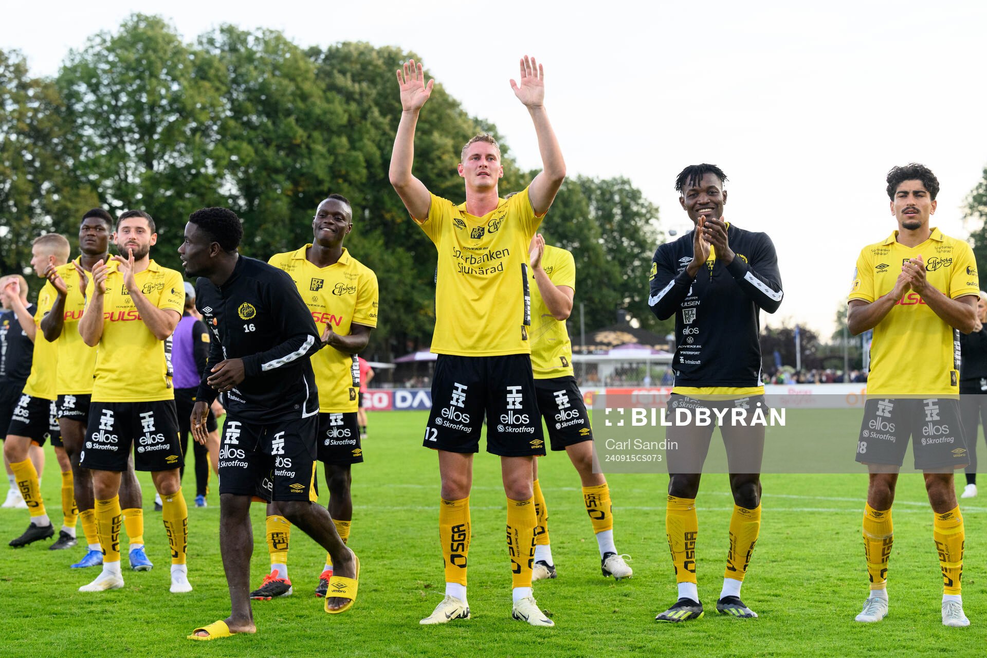 Elfsborgs Emil Holten jublar med lagkamraterna