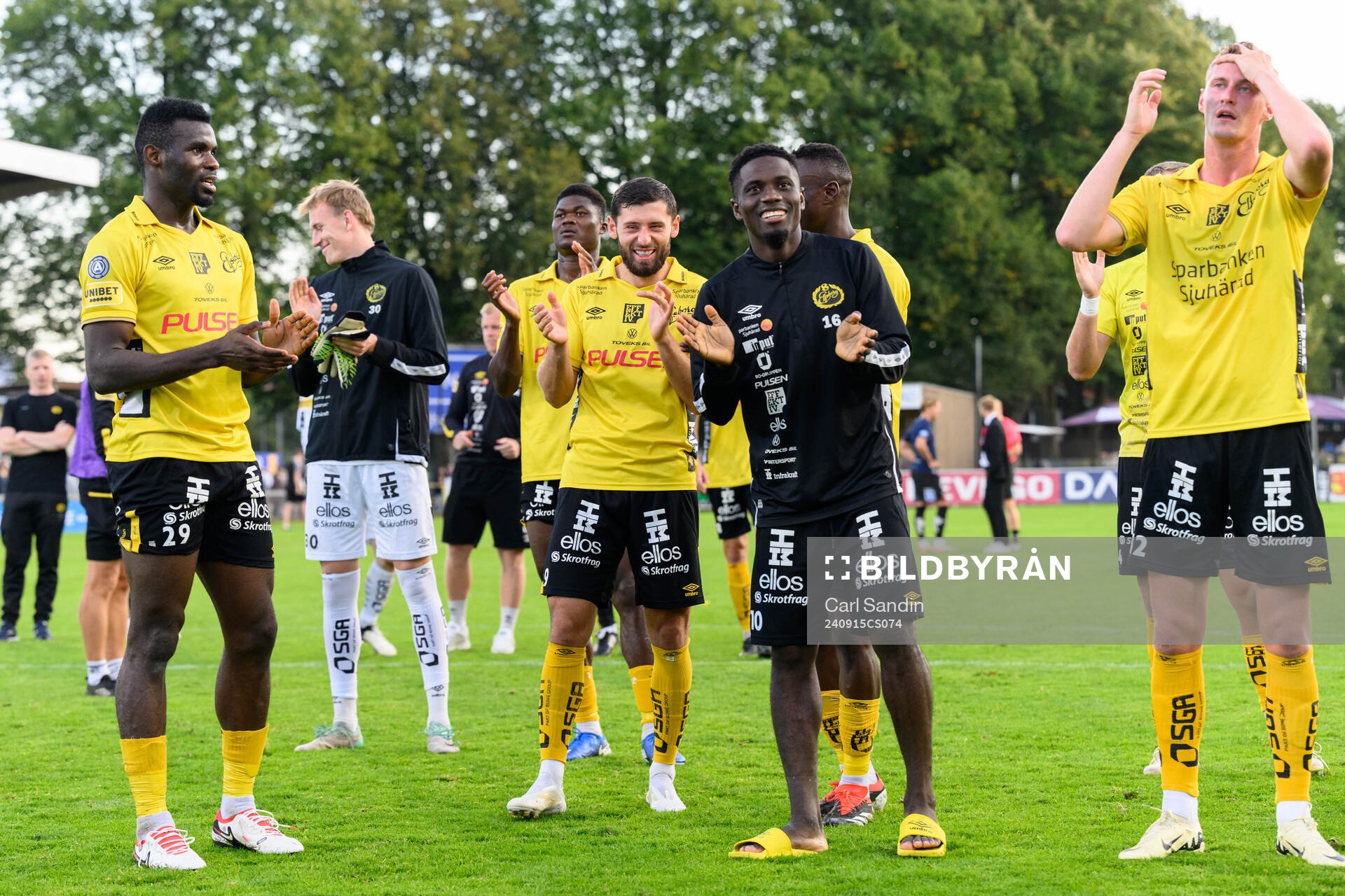 Elfsborgs Arber Zeneli jublar med lagkamraterna
