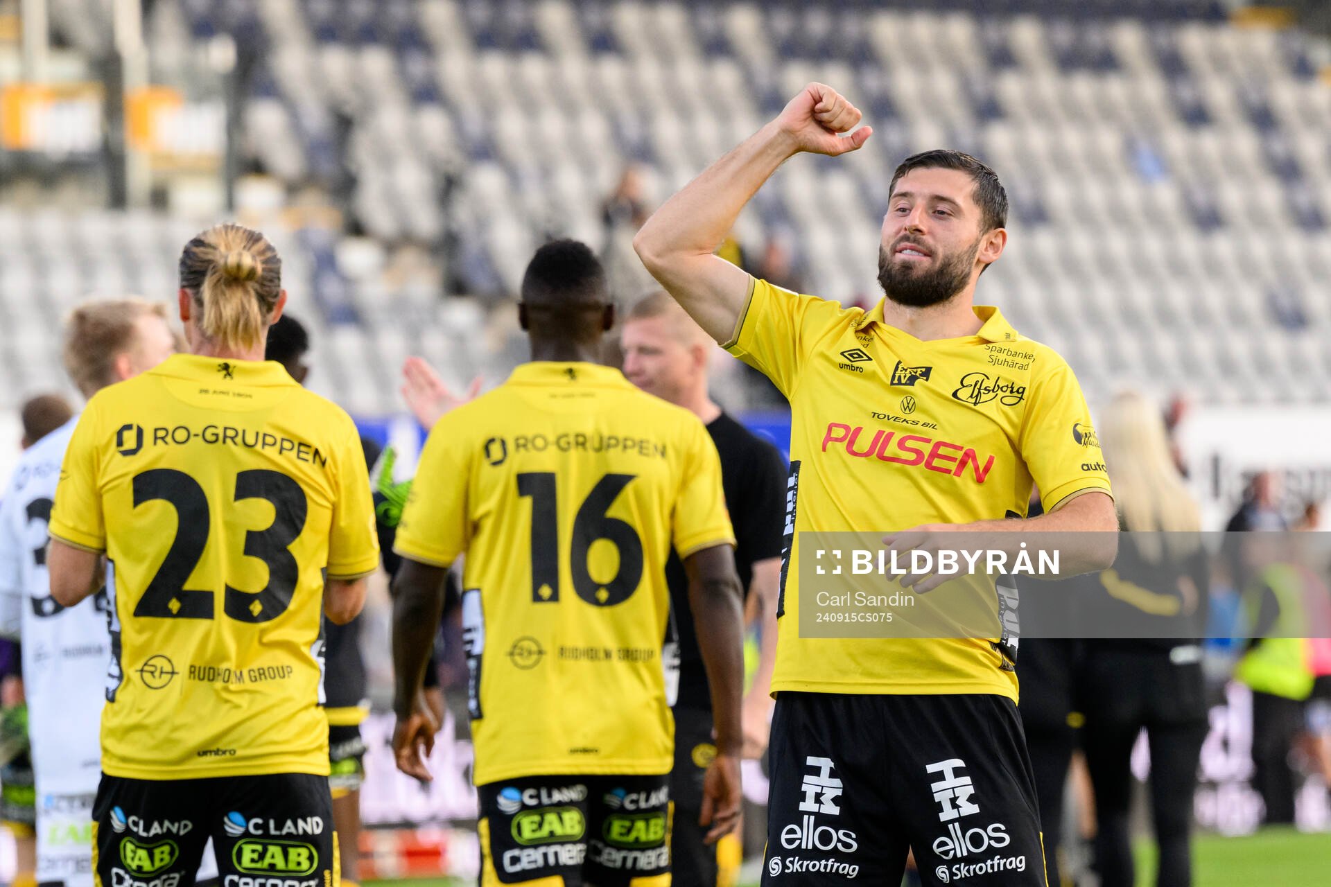 Elfsborgs Arber Zeneli jublar med lagkamraterna