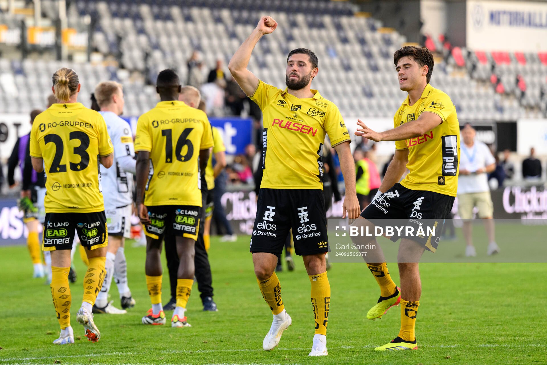 Elfsborgs Arber Zeneli och Besfort Zeneli jublar med