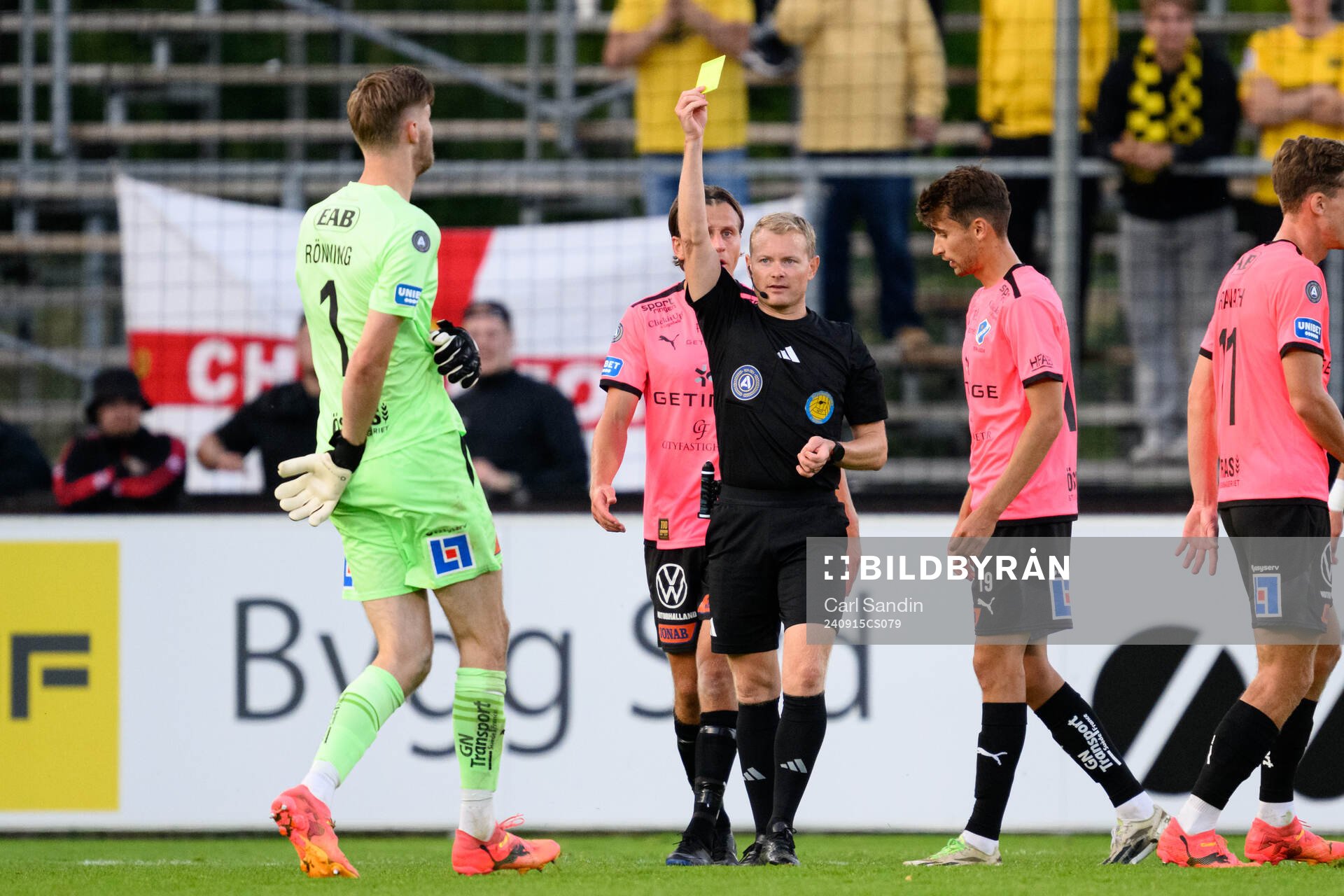Halmstads målvakt Tim Rönning får gult kort av domare