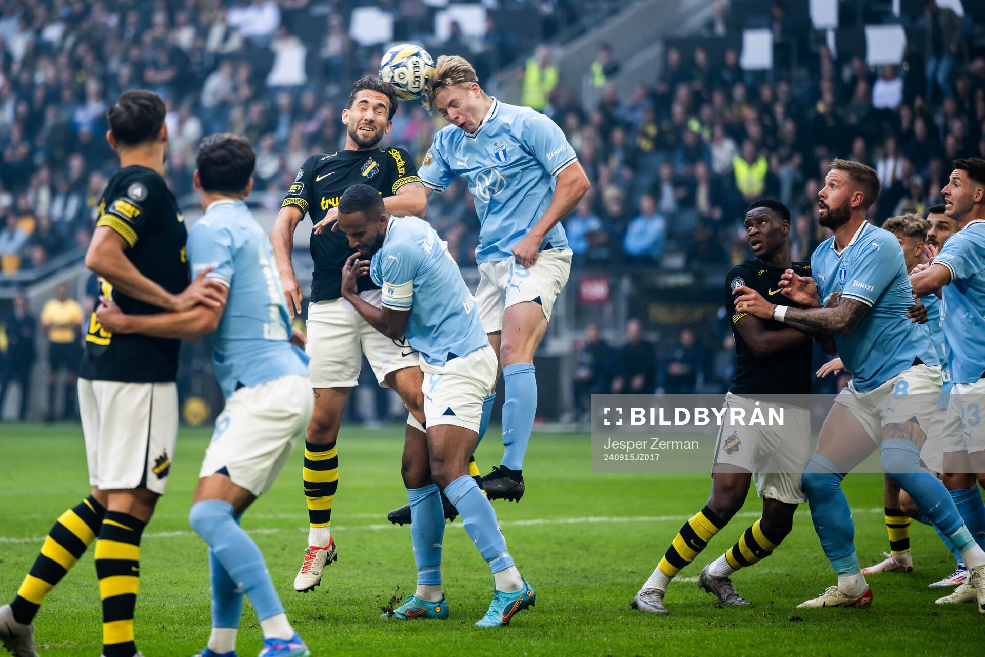 AIKs Benjamin Tiedemann Hansen och Malmö FFs Nils