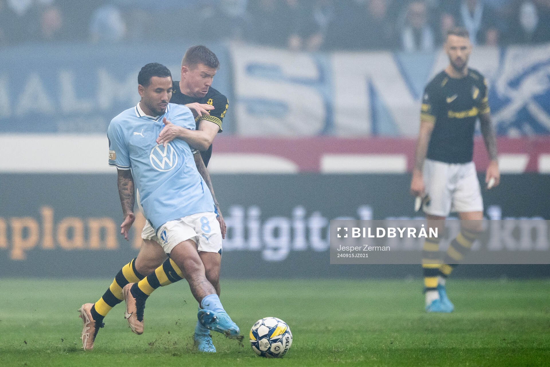 Malmö FFs Sergio Pena och AIKs Mads Døhr Thychosen