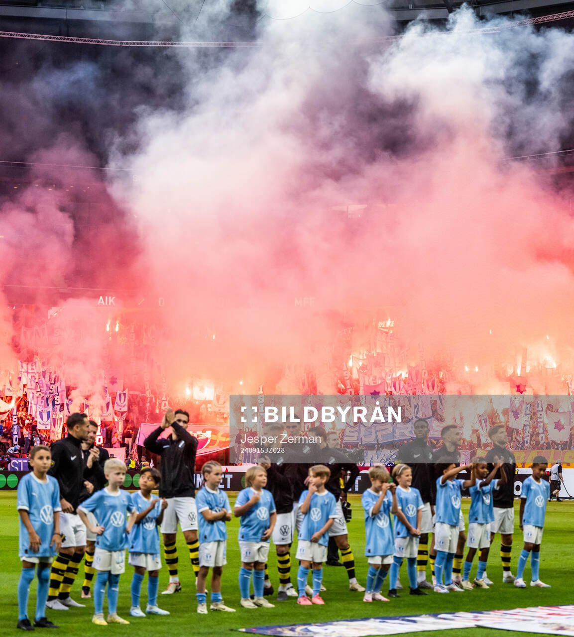 Malmö FFs supportrar med bengaler