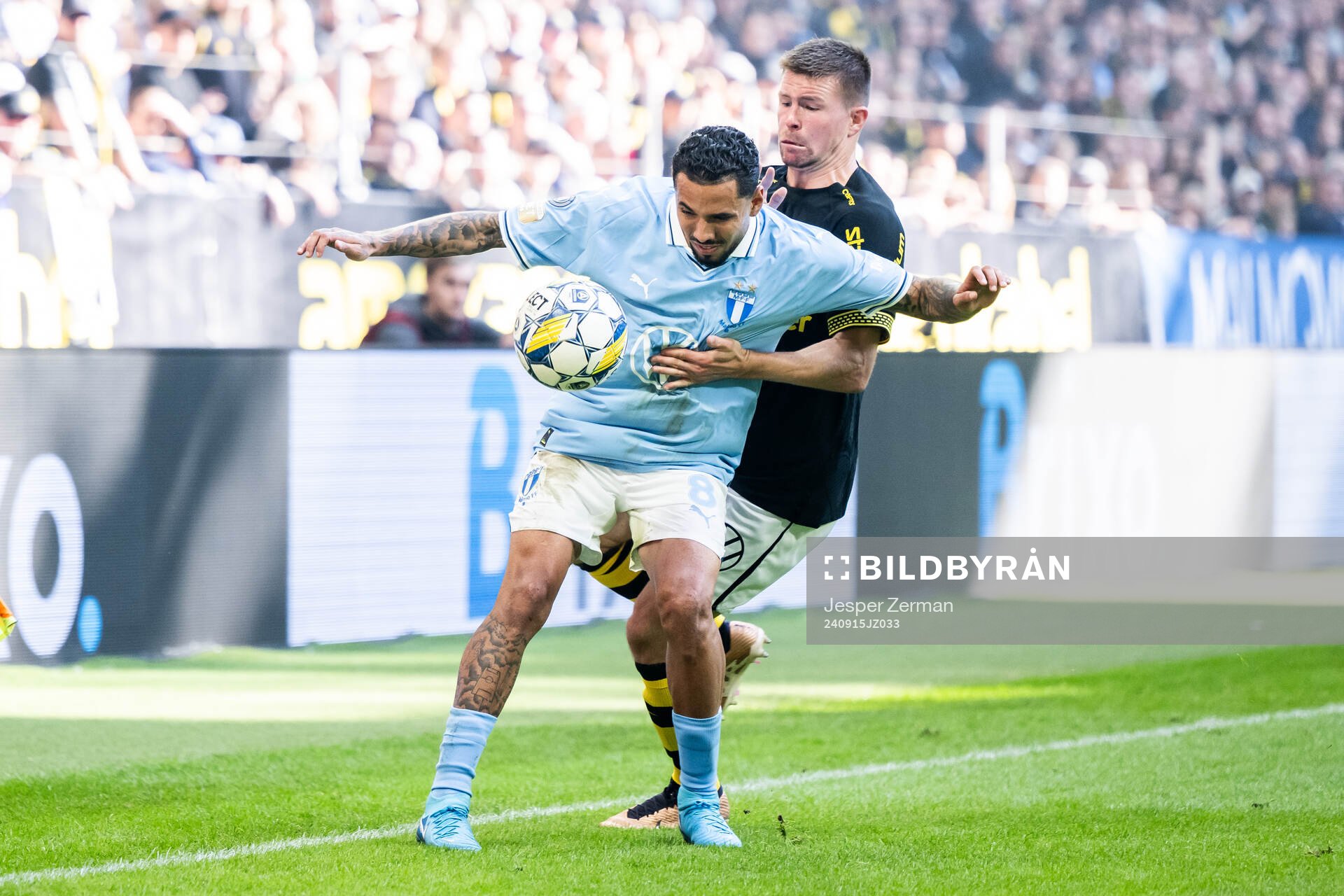 Malmö FFs Sergio Pena och AIKs Mads Døhr Thychosen