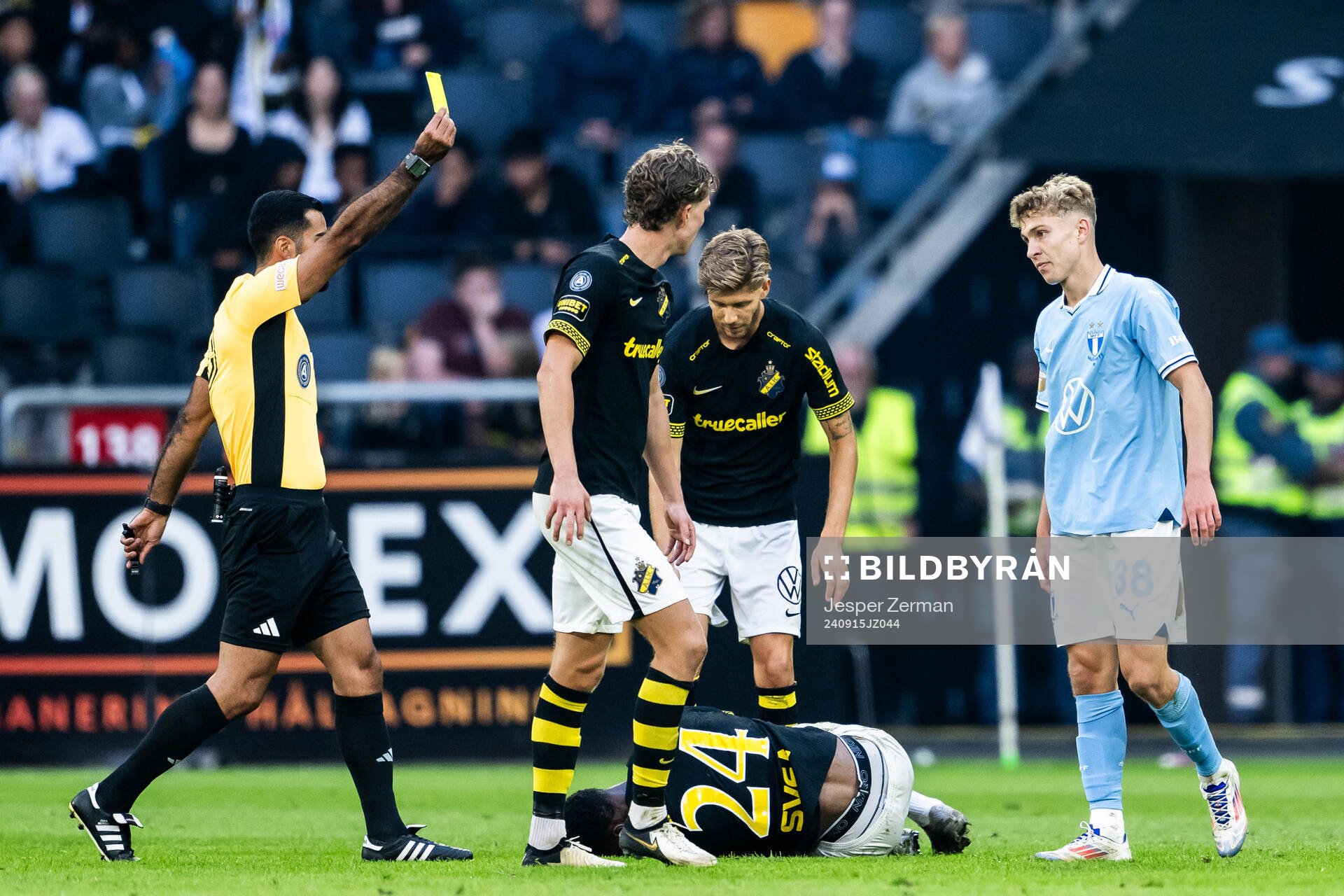 Malmö FFs Hugo Bolin får gult kort