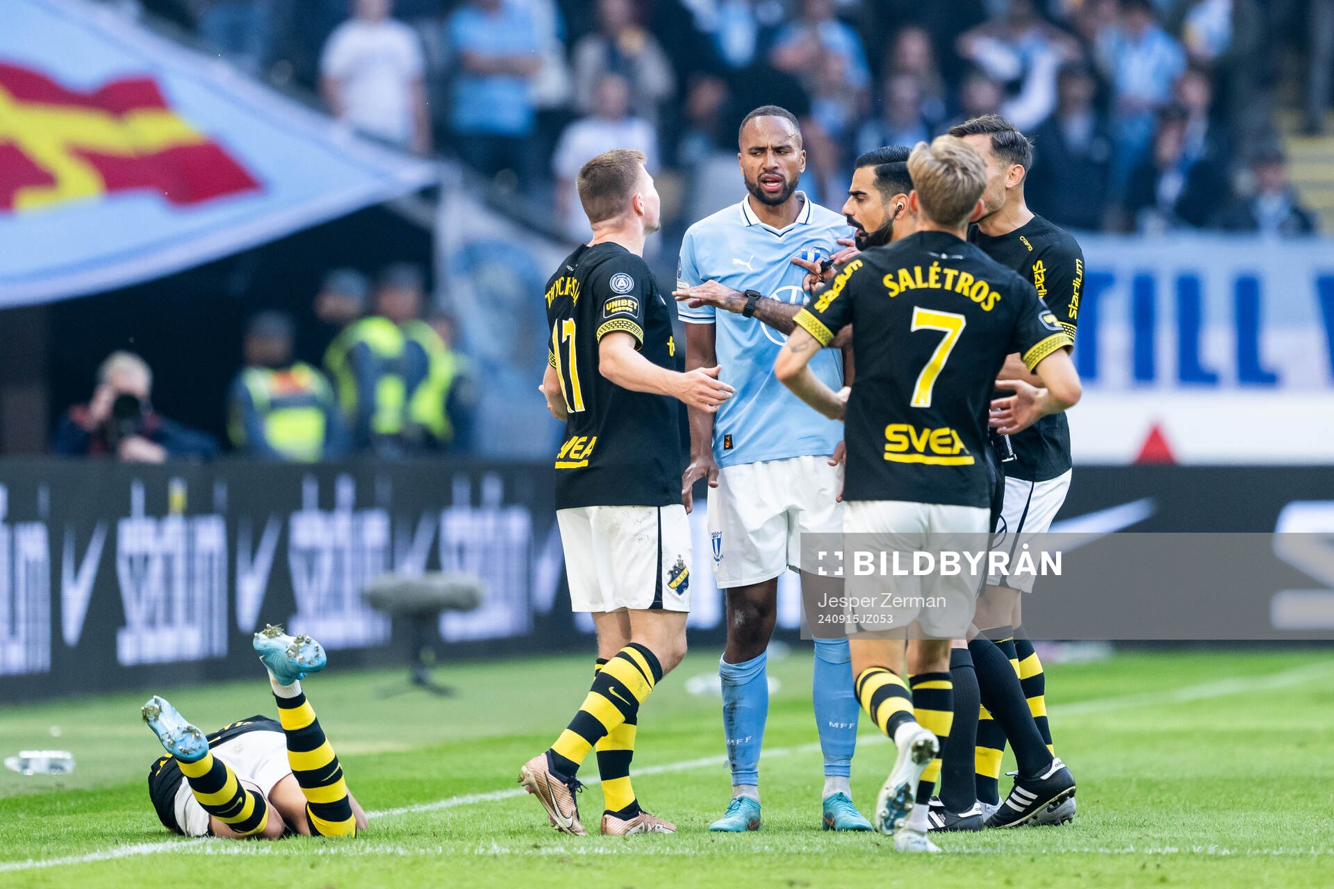 Malmö FFs Isaac Kiese Thelin efter en duell med AIKs Alexander Milosevic under fotbollsmatchen i Allsvenskan mellan AIK och Malmö FF den 15 september 2024 i Stockholm.