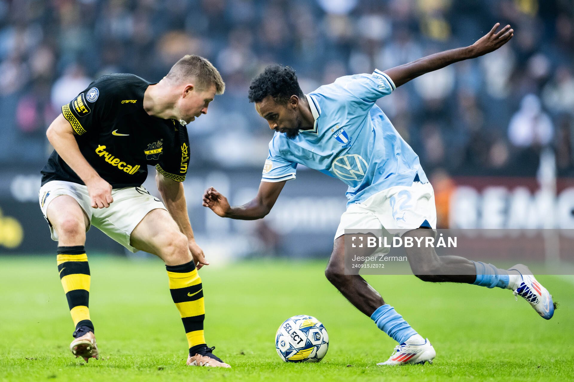 AIKs Mads Døhr Thychosen och Malmö FFs Taha Ali under fotbollsmatchen i Allsvenskan mellan AIK och Malmö FF den 15 september 2024 i Stockholm. 