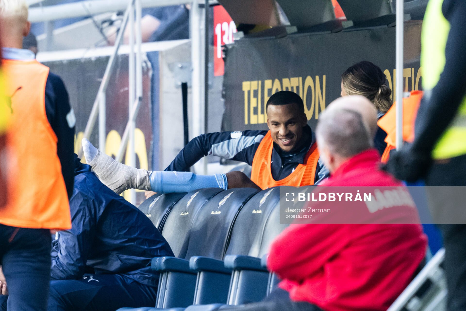 Malmö FFs Isaac Kiese Thelin med lindad fot på bänken